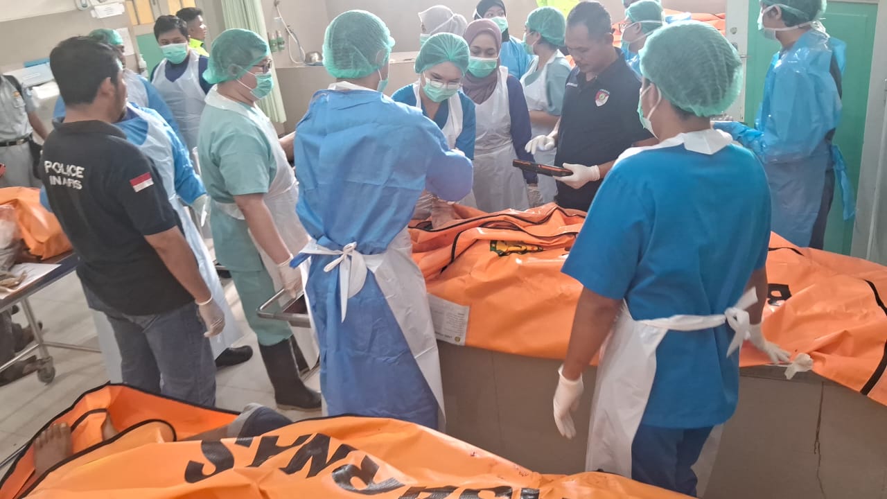 Tim medis RSUP dr Kariadi Semarang saat melakukan identifikasi para korban meninggal kecelakaan bus Cahaya Trans di Tol Krapyak Semarang, Senin (22/12/2025)