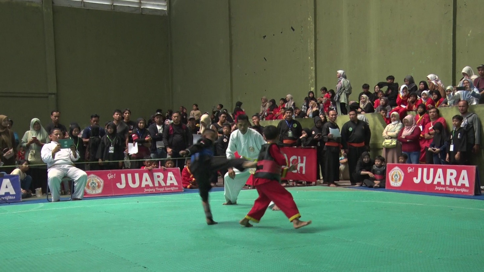 Atlet pencak silat dari berbagai daerah di Jawa Tengah bertanding dalam Pencak Silat Temanggung Open Championship 2025.