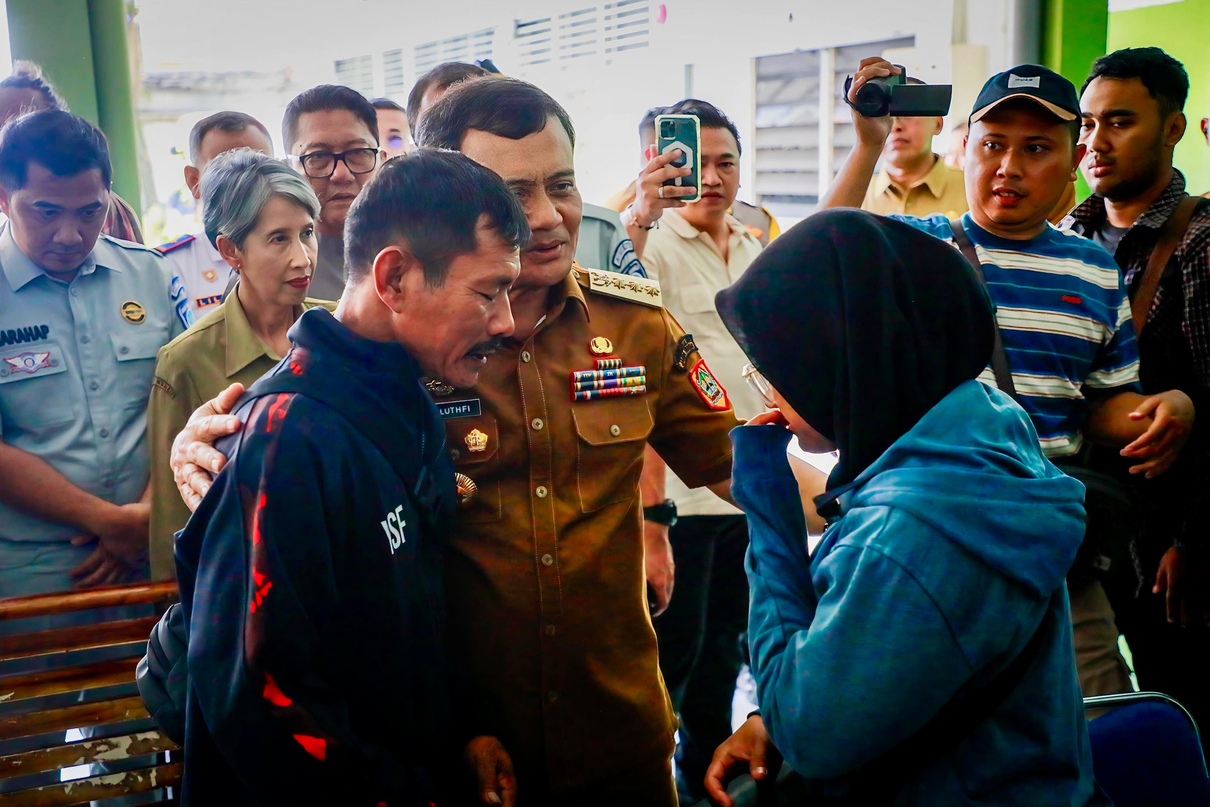Gubernur Jawa Tengah Ahmad Luthfi menemui keluarga korban kecelakaan bus Cahaya Trans di kamar jenazah RSUP dr Kariadi, Semarang, Senin (22/12/2025).