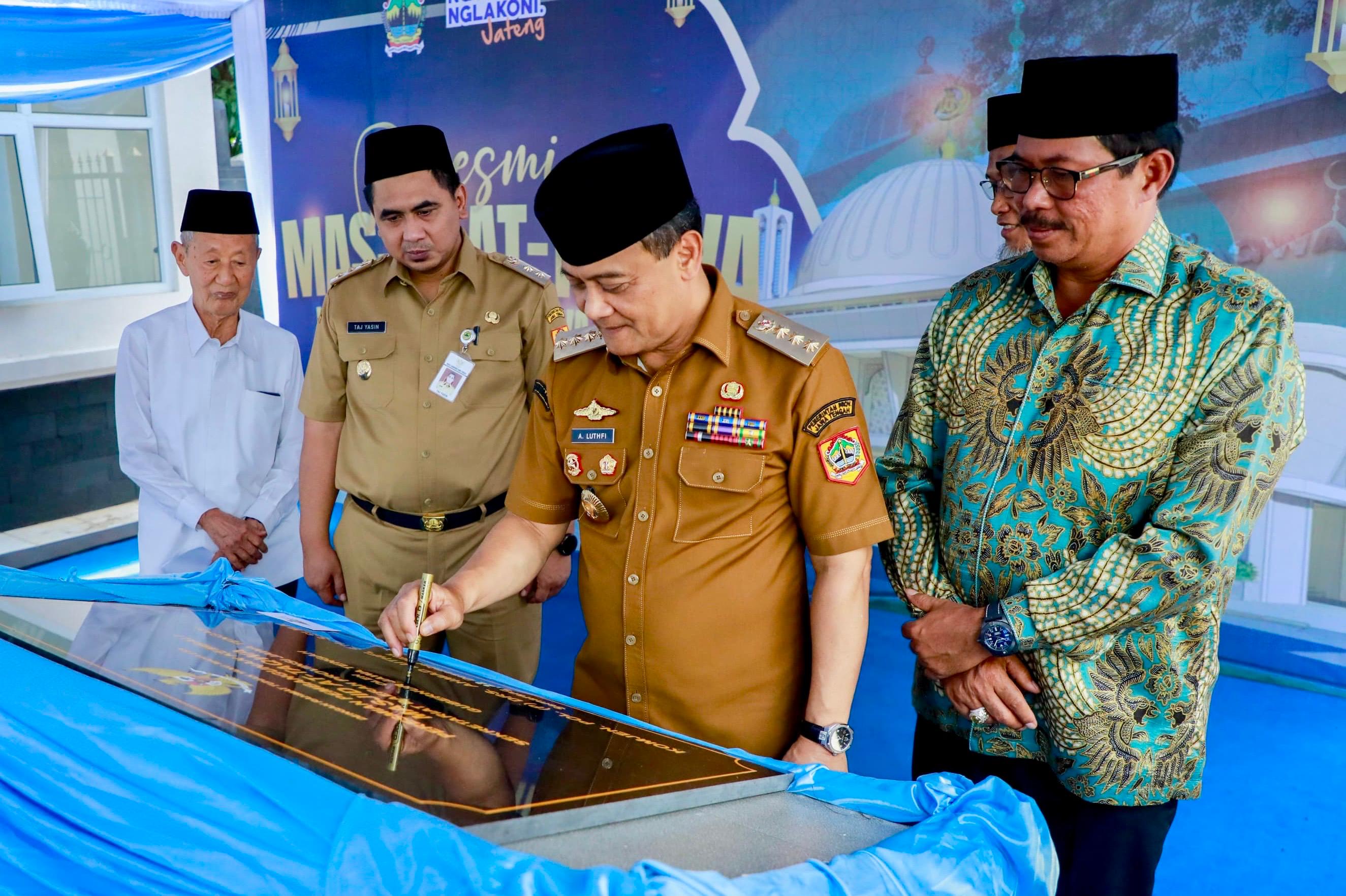Gubernur Jawa Tengah Ahmad Luthfi bersama Wakil Gubernur Taj Yasin Maimoen meresmikan Masjid At-Taqwa di kawasan Setda Provinsi Jawa Tengah, Senin  (22/12/2025) disaksikan Nana Sudjana.