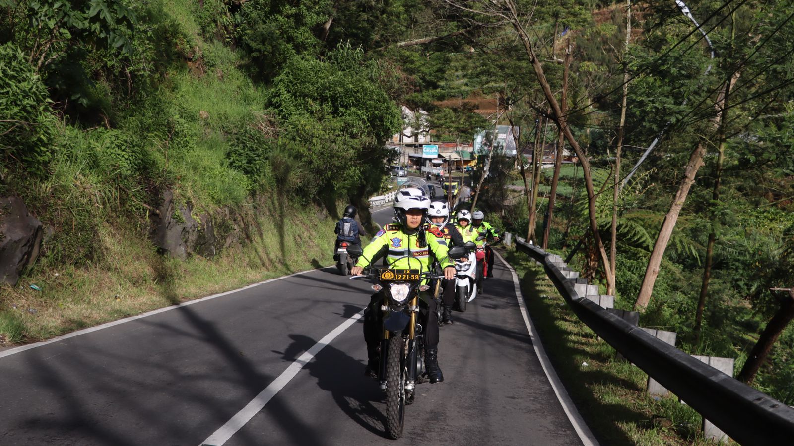 Kapolres AKBP M Kasim Akbar Bantilan bersama jajarannya meninjau lalu lintas di jalur wisata Dieng, Minggu (21/5/2025) pagi.