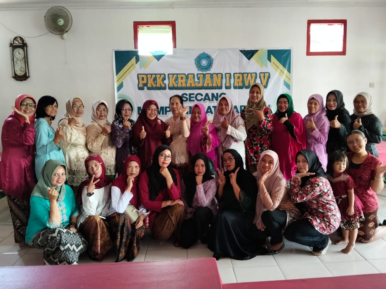 Tim Penggerak PKK Krajan I dan peserta lomba dalam rangka Hari Ibu pada Minggu (21/12/2025).