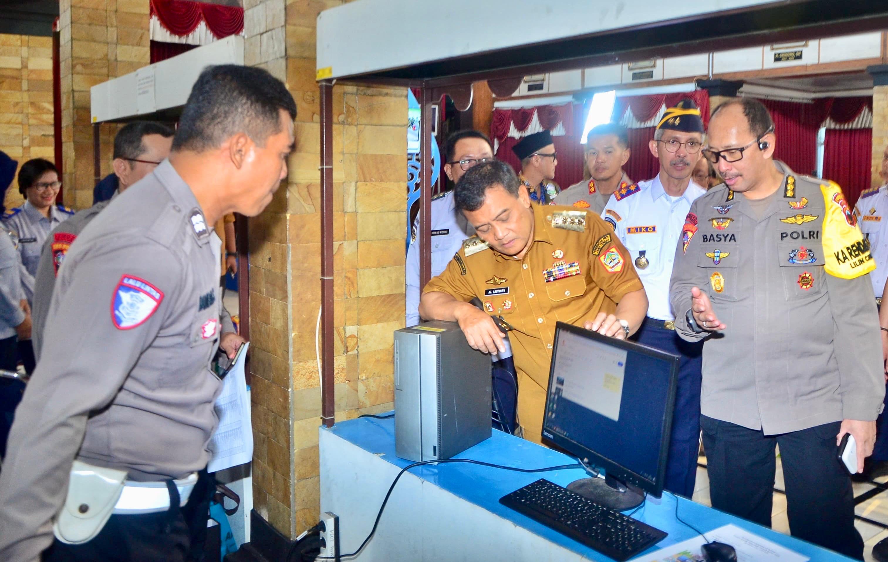 Gubernur Jawa Tengah Ahmad Luthfi meninjau Posko Pelayanan Terpadu Nataru.