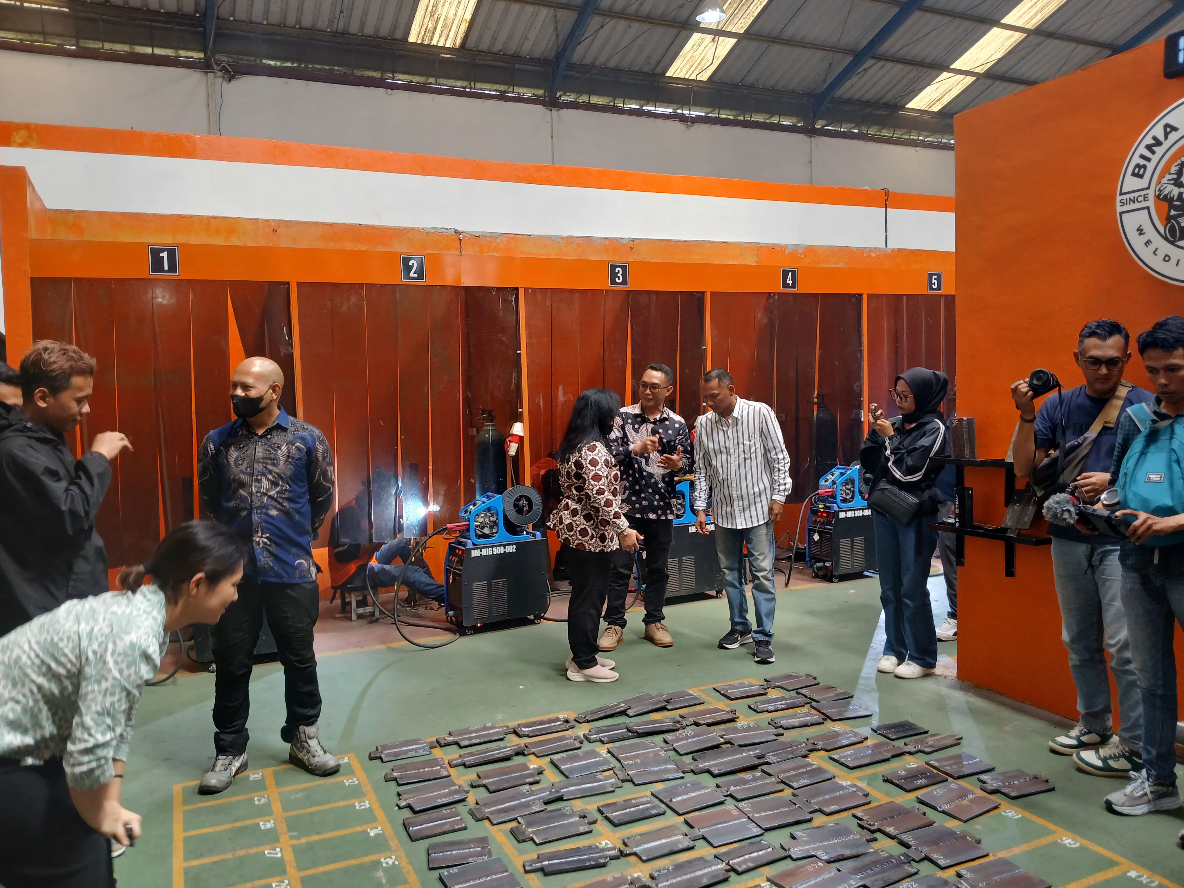 Perwakilan P2Mi dan perwakilan perusahaan dari Jepang meninjau proses pelatihan welder di LPK Bina Mandiri, di Jlamprang, Wonosobo, Sabtu (20/12/2025).
