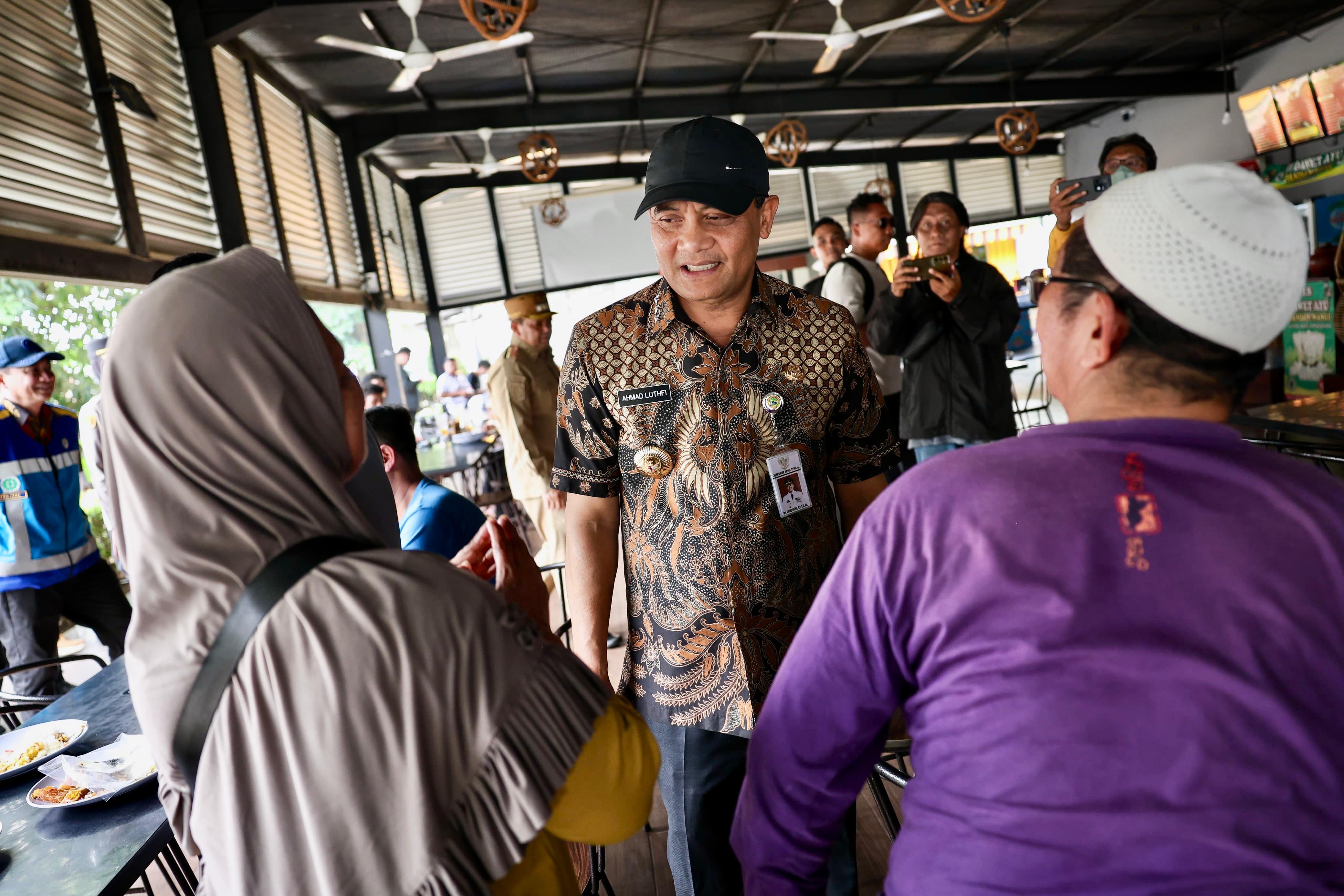 Gubernur Ahmad Luthfi berbincang dengan penumpang yang hendak berlibur, Selasa (23/12/2025) di rest area KM 429  tol Semarang -Solo.