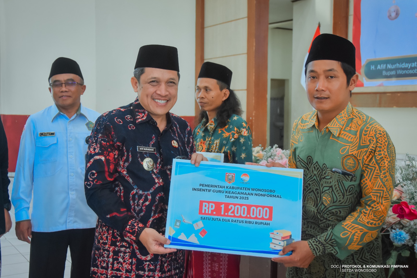 Bupati Wonosobo Afif Nurhidayat menyerahkan bantuan kepada guru ngaji.
