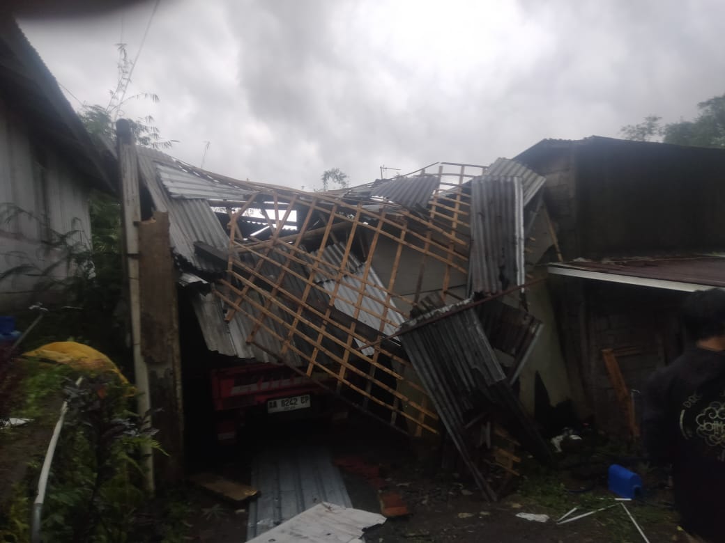 Rumah warga Sojopuro, Kecamatan Mojotengah, Wonosobo rusak diterjang angin lisus, Selasa (23/12/2025).