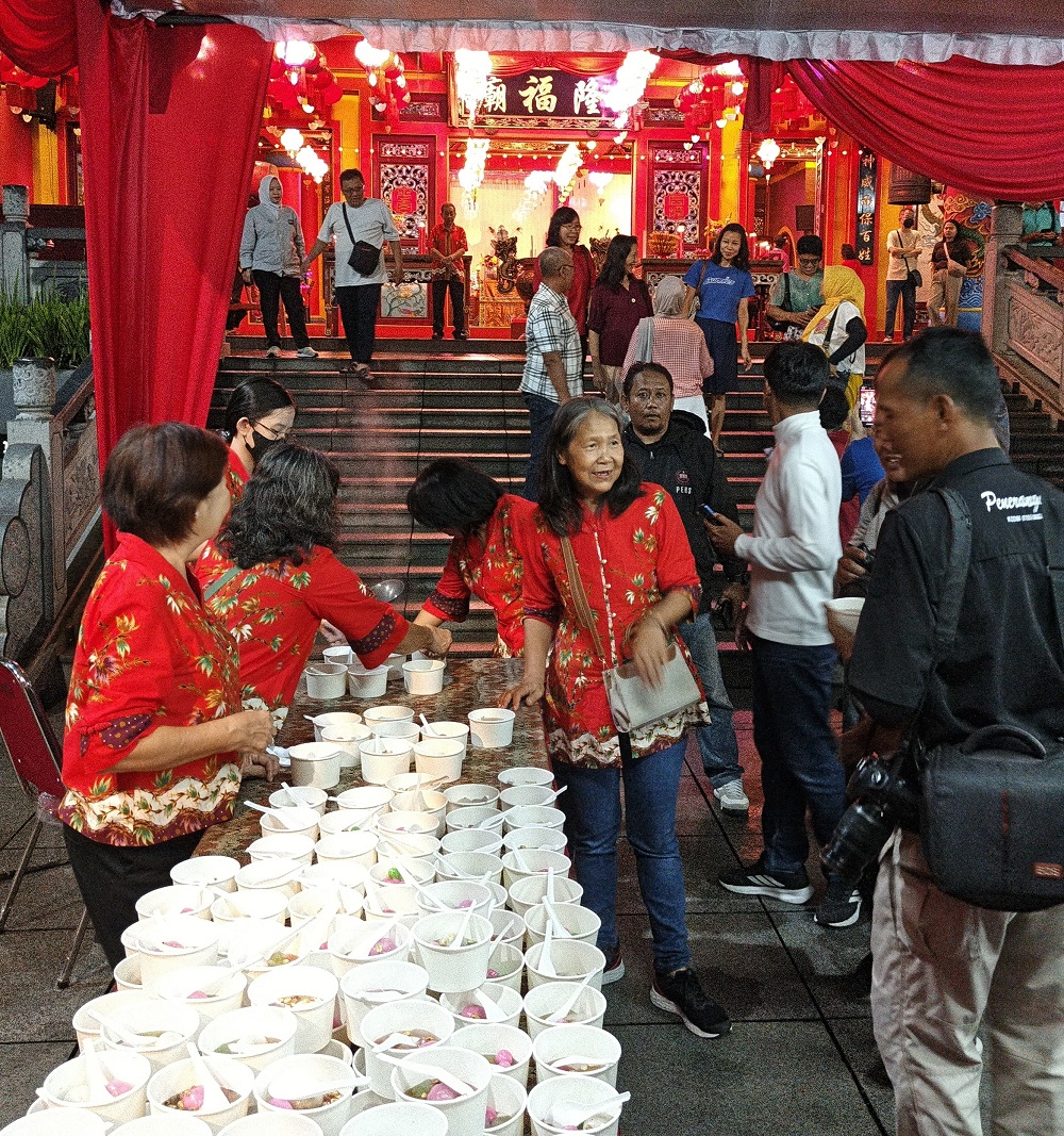 Festival Ronde yang digelar di halaman Kelenteng TITD Liong Hok Bio Kota Magelang, Senin (22/12/2025) malam. Panitia membagikan 1.000 porsi wedang ronde secara gratis kepada masyarakat.