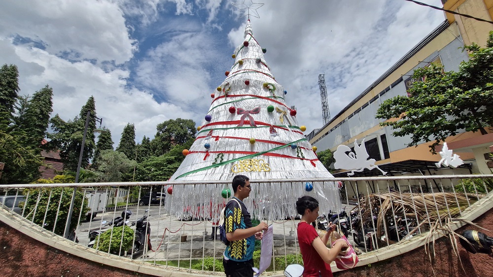 Pohon Natal yang terbuat dari rafia menghiasi halaman GPIB Beth-El Magelang, Senin (22/12/2025).  &nbsp;