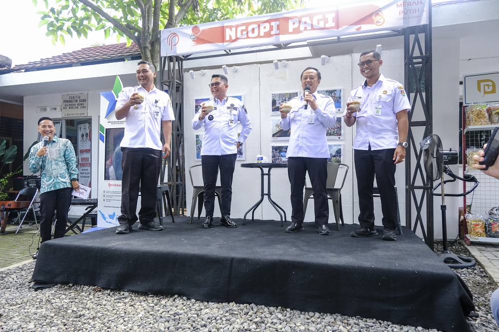 Wali Kota Magelang Damar Prasetyono dan Wawali dr Sri Harso ngopi pagi di Koperasi Merah Putih Kramat Selatan.