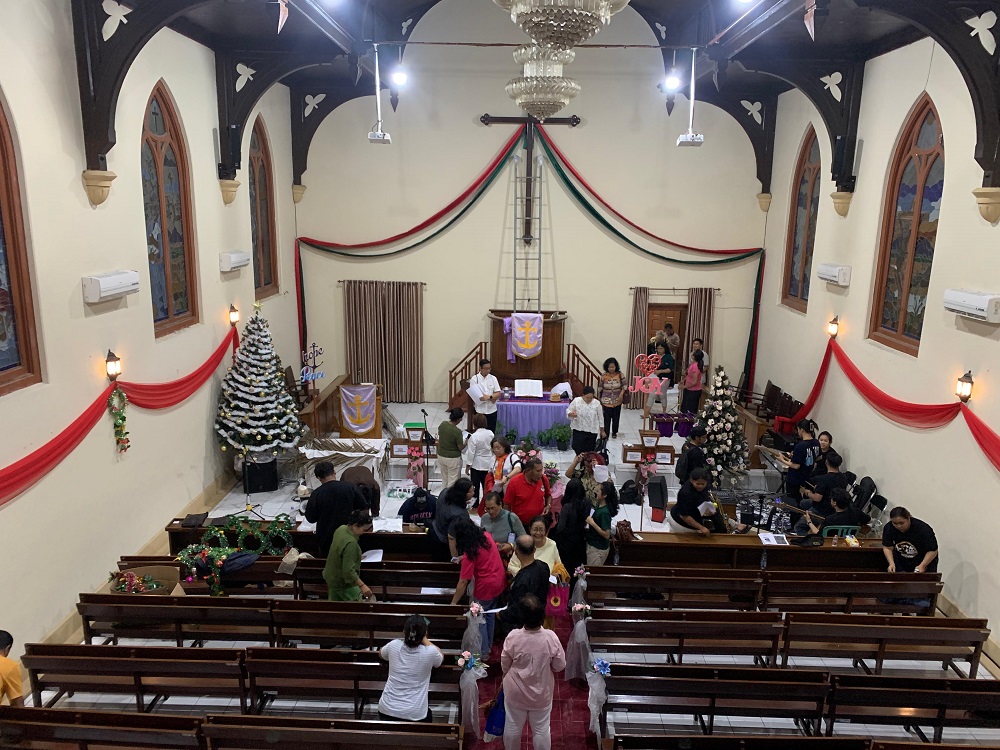 Jemaat GPIB Beth-El Magelang tengah mempersiapkan ibadah misa Natal.
