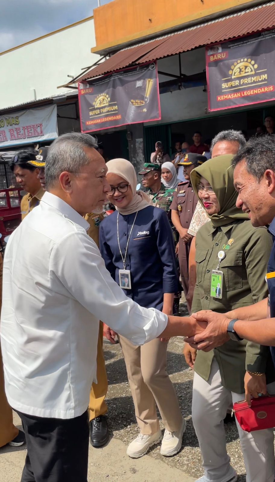 Menteri Koordinator Bidang Pangan Zulkifli Hasan menunjungi Pasar Indrakila, Kecamatan Alian, Kebumen, Selasa (23/12/2025).