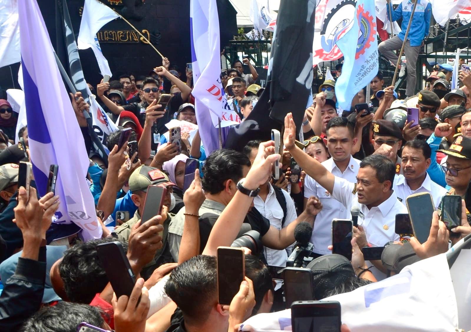 Gubernur Ahmad Luthfi di tengah-tengah demonstran di depan gubernuran, Rabu (24/12/2025).
