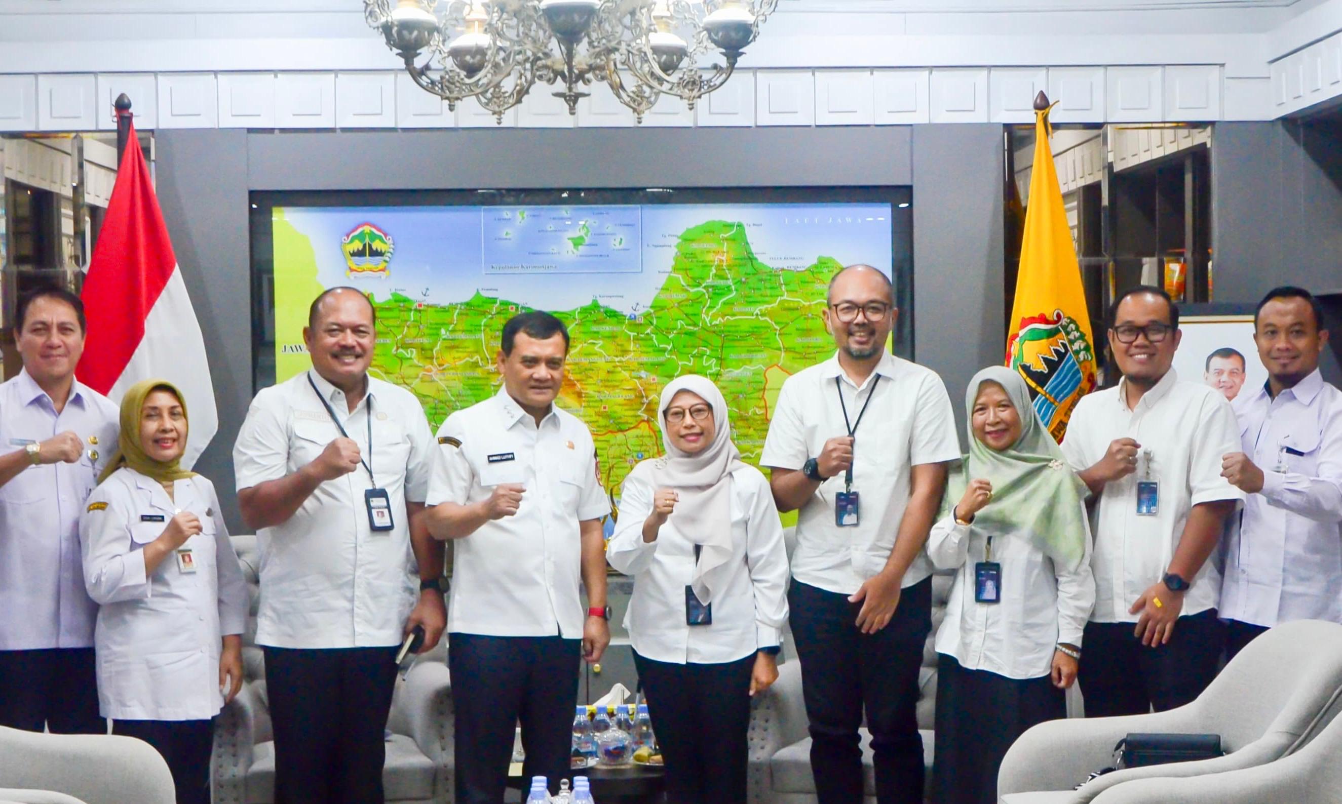 Gubernur Ahmad Luthfi bersana jajaran Perum Bulog Wilayah Jateng DIY, Rabu (24/12/2025).