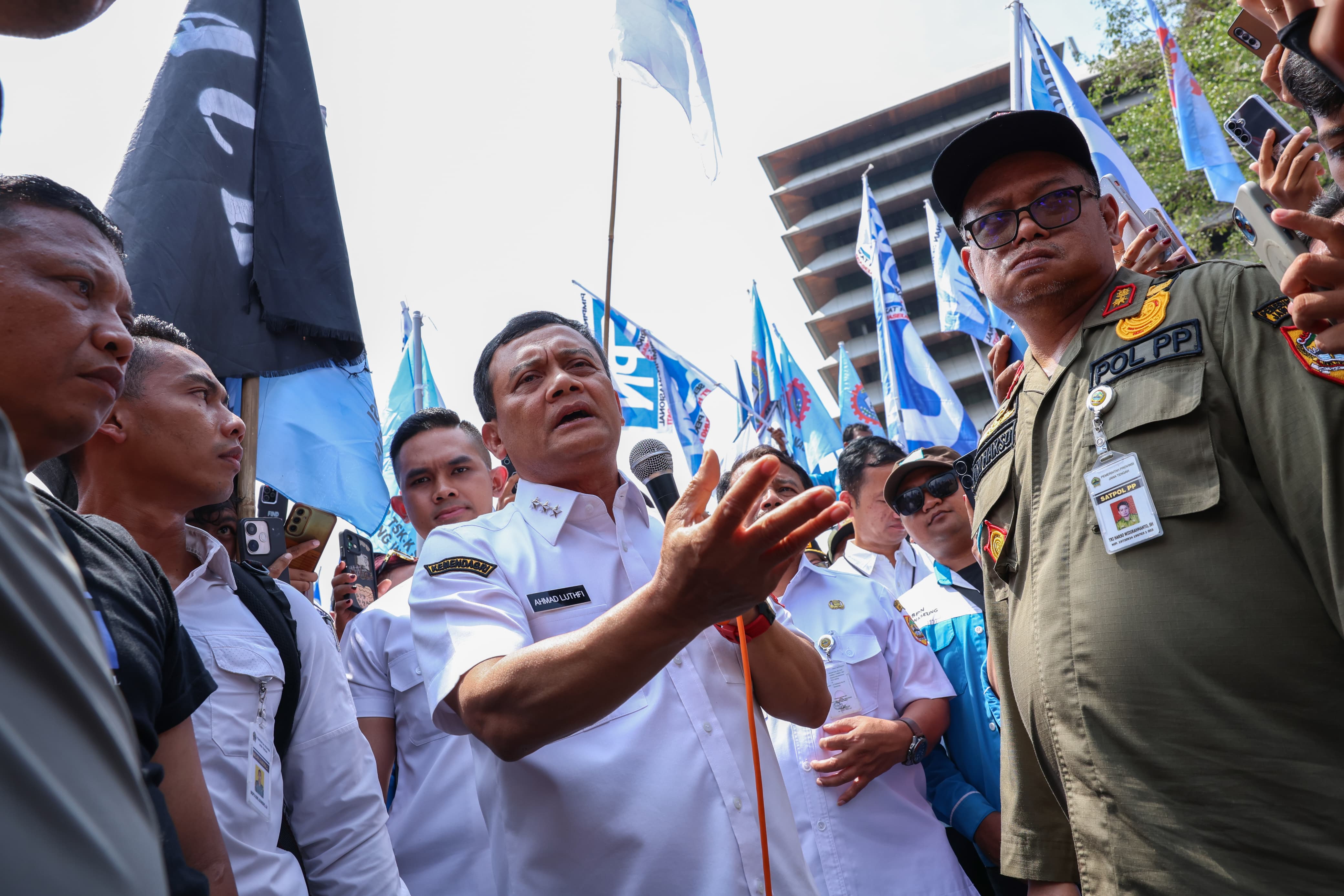 Gubernur Ahmad Luthfi ketika menemui demonstran di depan kantor gubernuran Rabu (24/12/2025).
