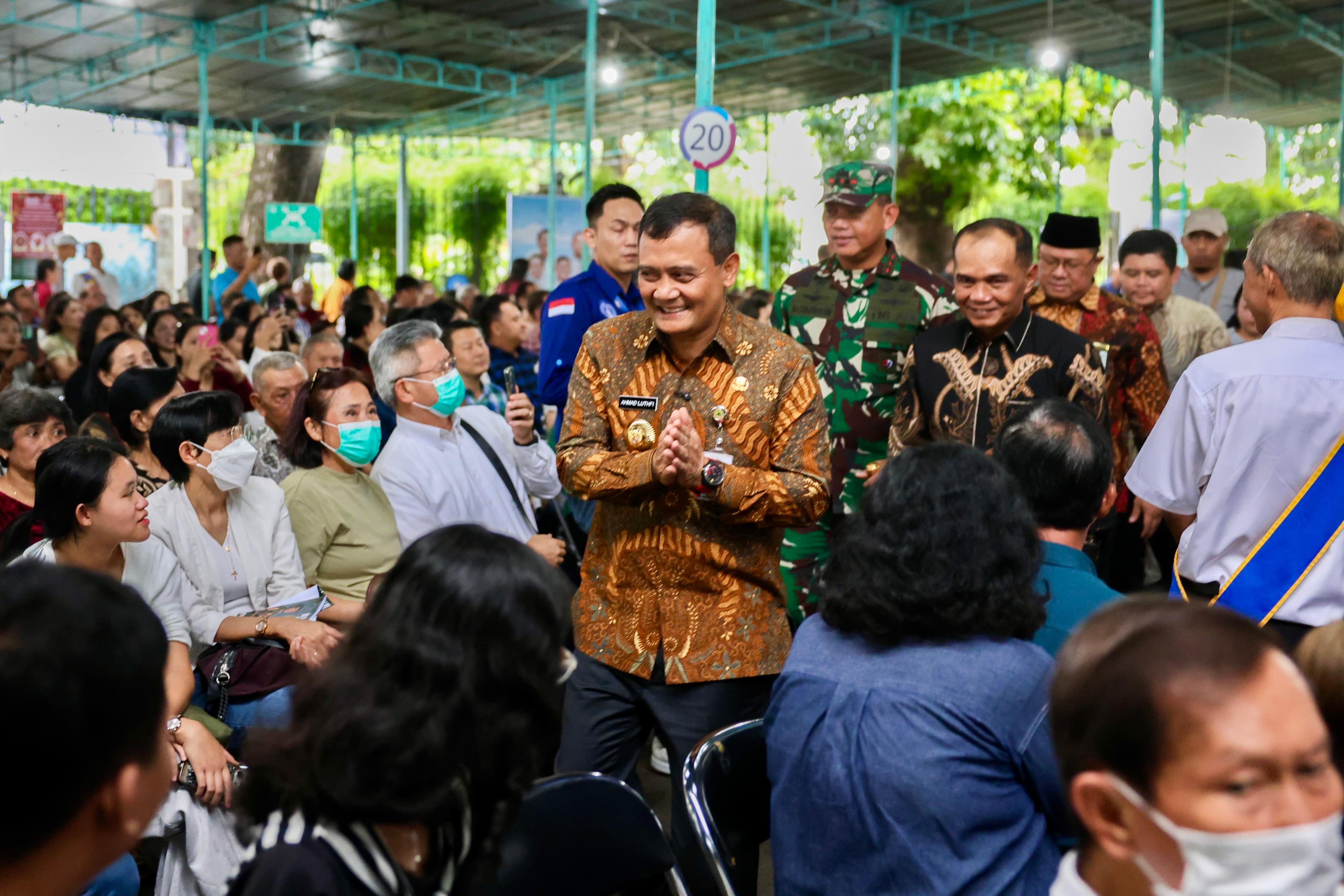 Gubernur Ahmad Luthfi bersama forkompimda mengucapkan selamat Natal bagi jemaat gereja Santa Perawan Maria Kota Semarang.