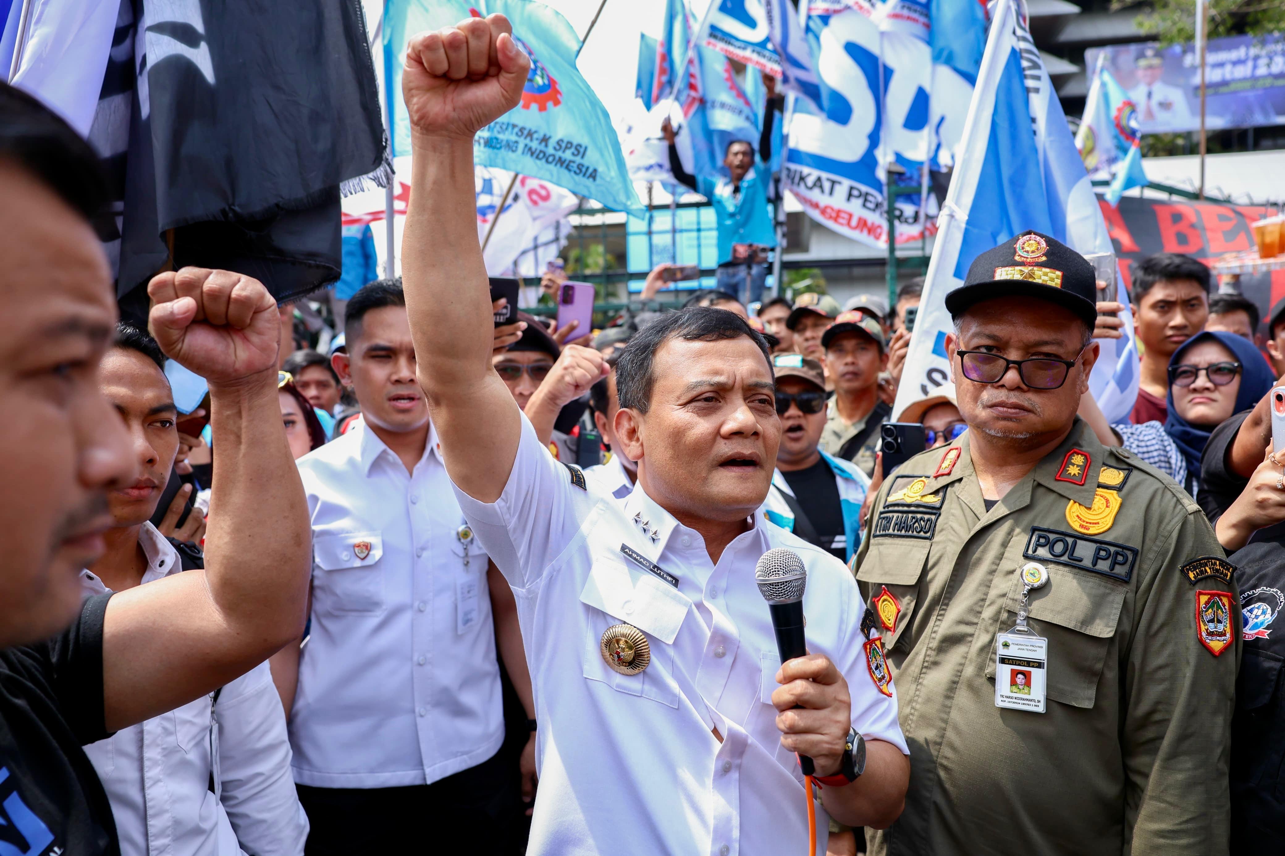 Gubernur Jawa Tengah Ahmad Luthfi ketika berbicara di hadapan buruh yang demo di depan kantor Gubernur Jateng Jl Pahlawan Semarang, Rabu (24/12/2025).