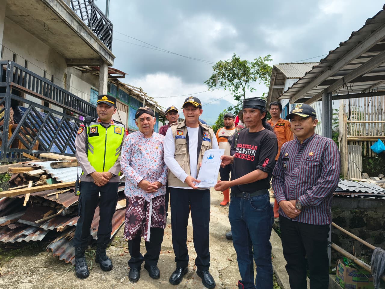 Wabup Amir Husein bersama Sekda One Andang Wardoyo menyerahkan bantuan korban angina puting beliung di Sojopuro, Mojotengah, Rabu (24/12/2025).