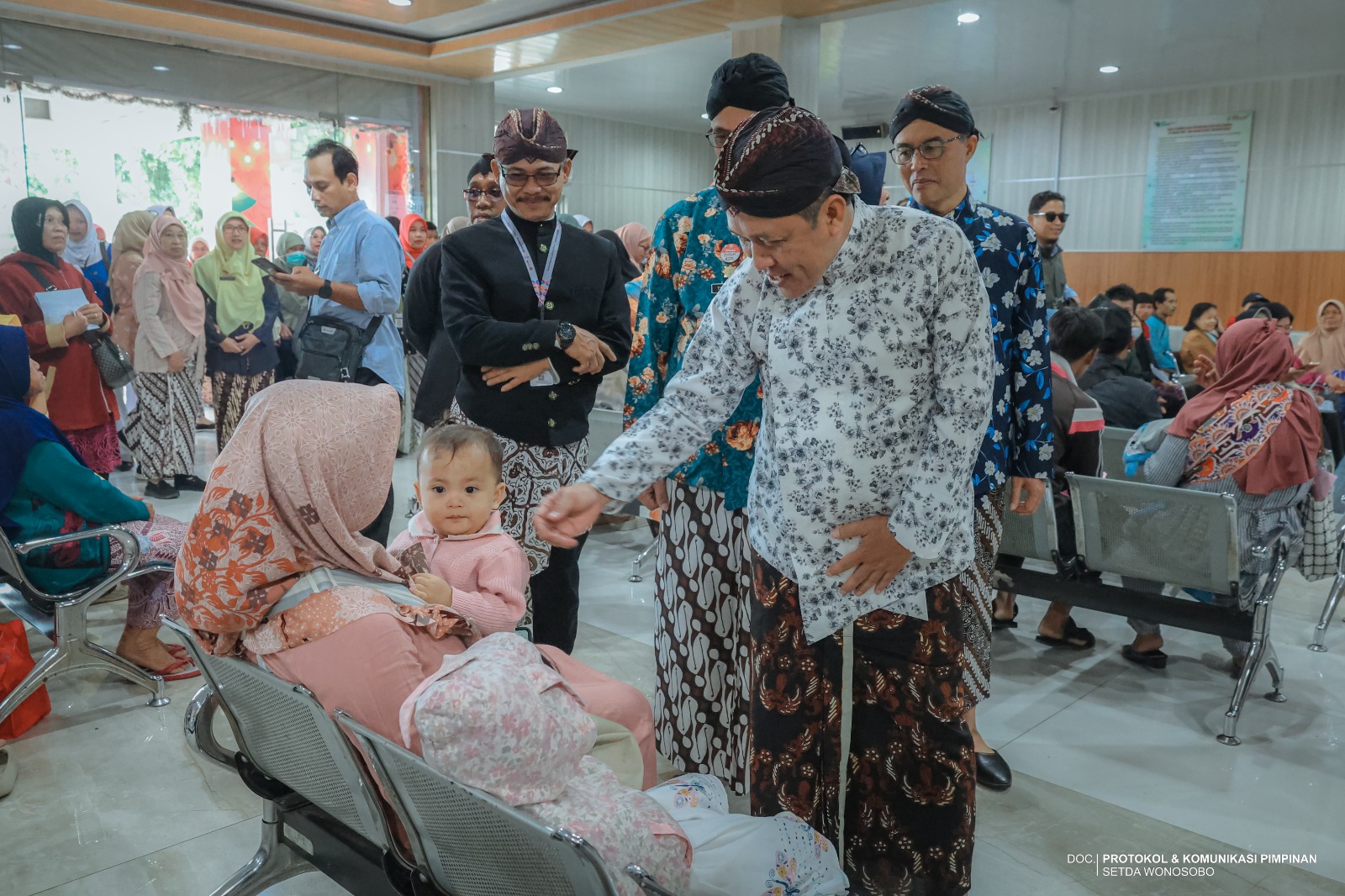 Bupati Wonosobo Afif Nurhidayat menyapa para pasien dan pengunjung RSUD Setjonegoro, Rabu (24/12/2025).