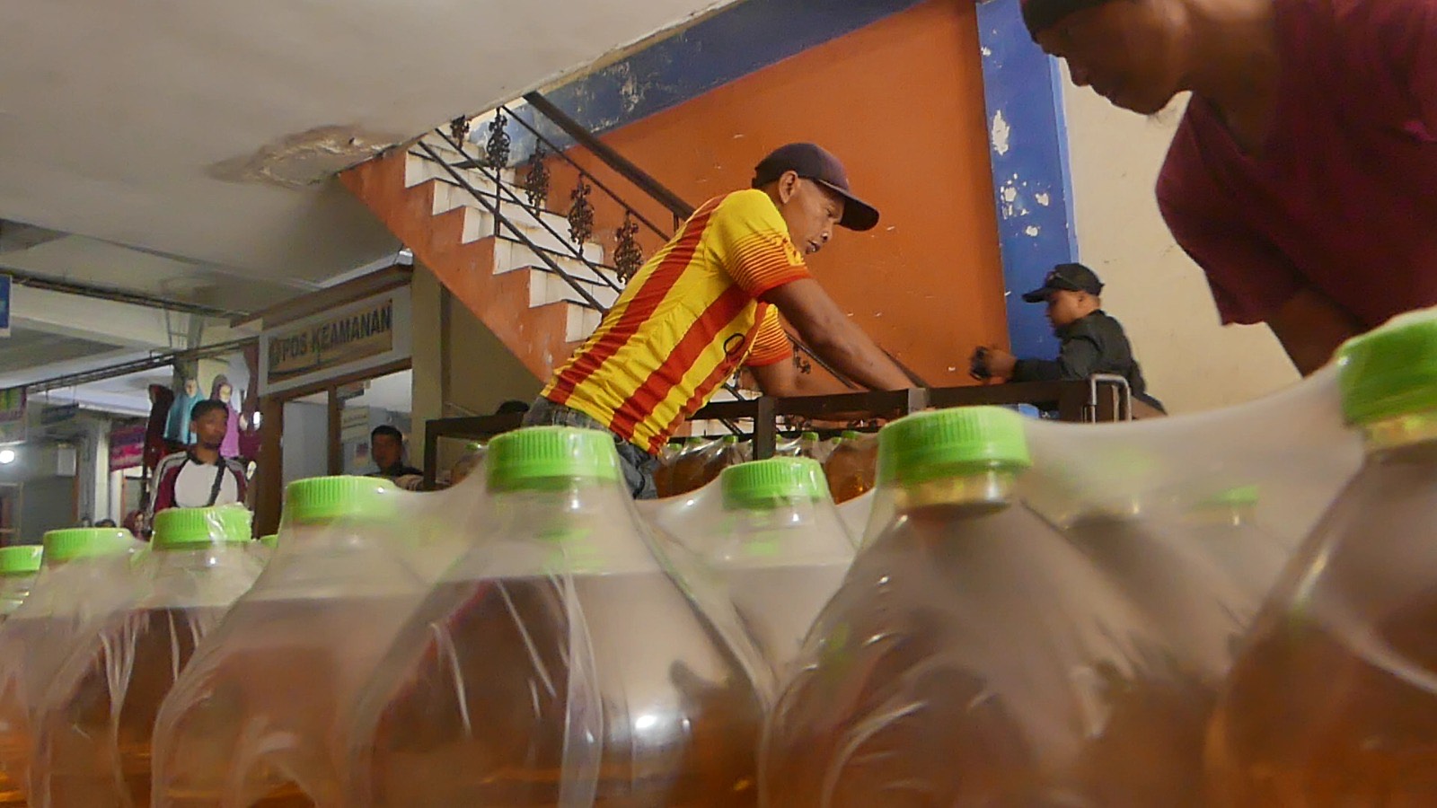 Sejumlah pekerja di Temanggung saat menata Minyakita yang merupakan minyak goreng subsidi pemerintah.