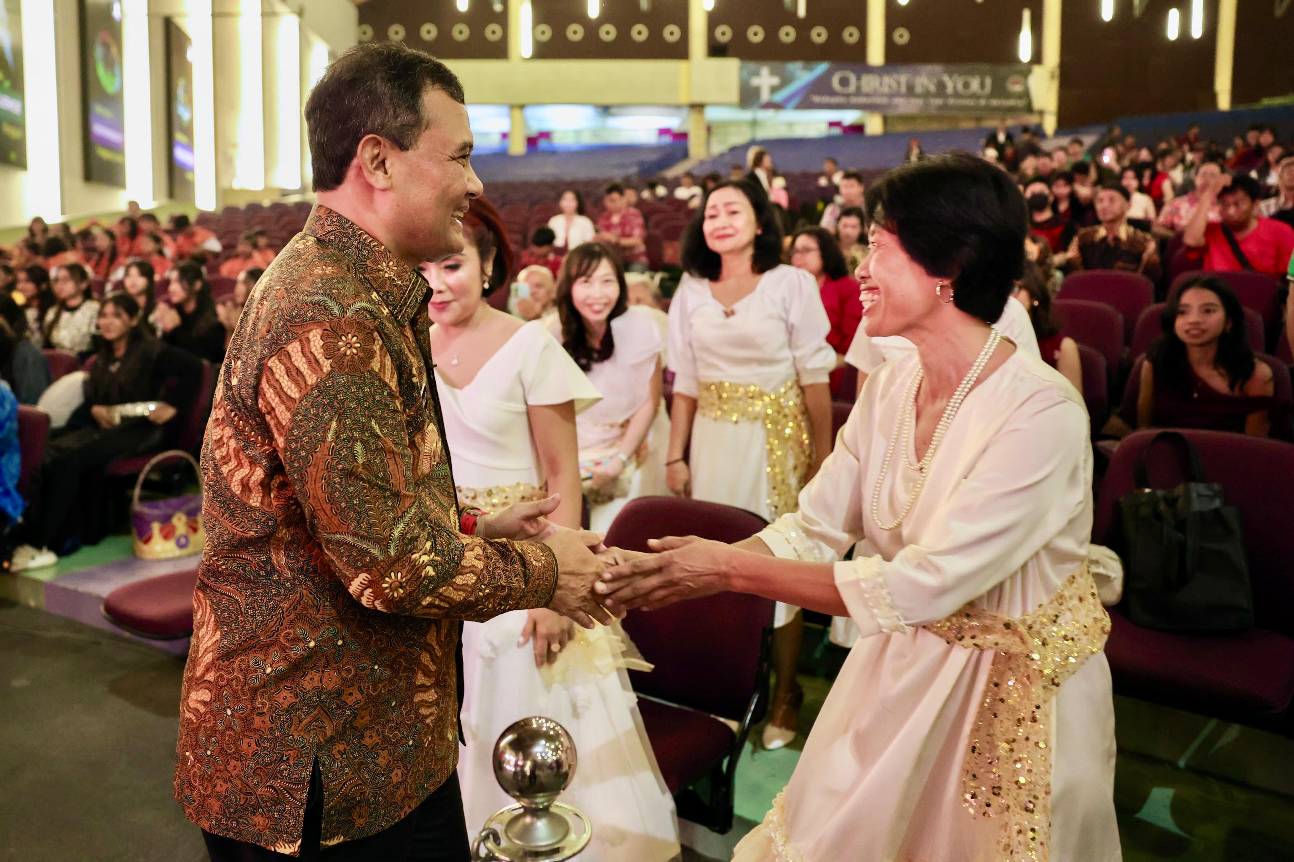 Gubernur Jawa Tengah Ahmad Luthfi mengucapkan Natal pada jemaat Gereja JKI Injil Kerajaan Kota Semarang, Rabu (24/12/2025) malam.