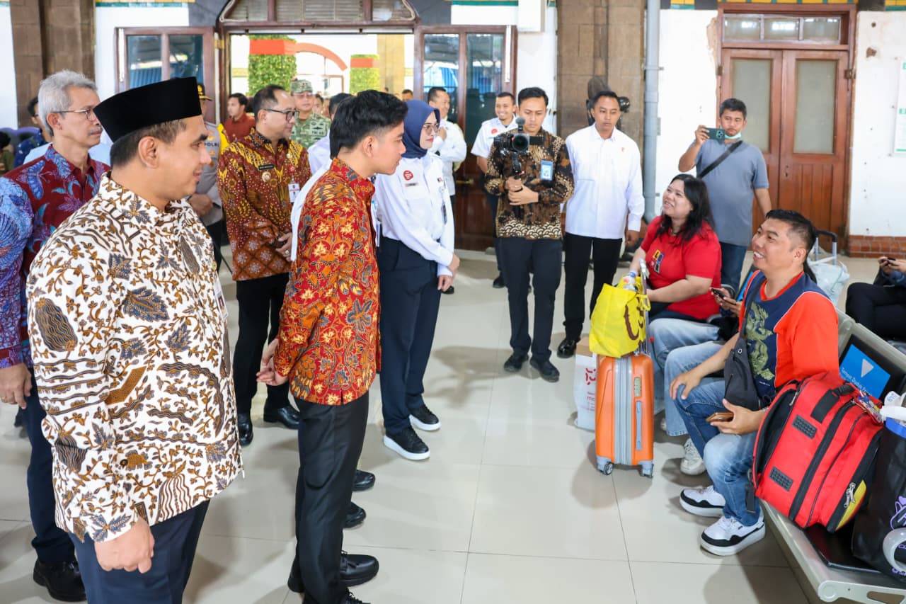 Wagub Taj Yasin mendampingi Wapres Gibran Rakabuming Raka menyapa penumpang di Stasiun Tawang, Semarang, Kamis (24/12/2025).