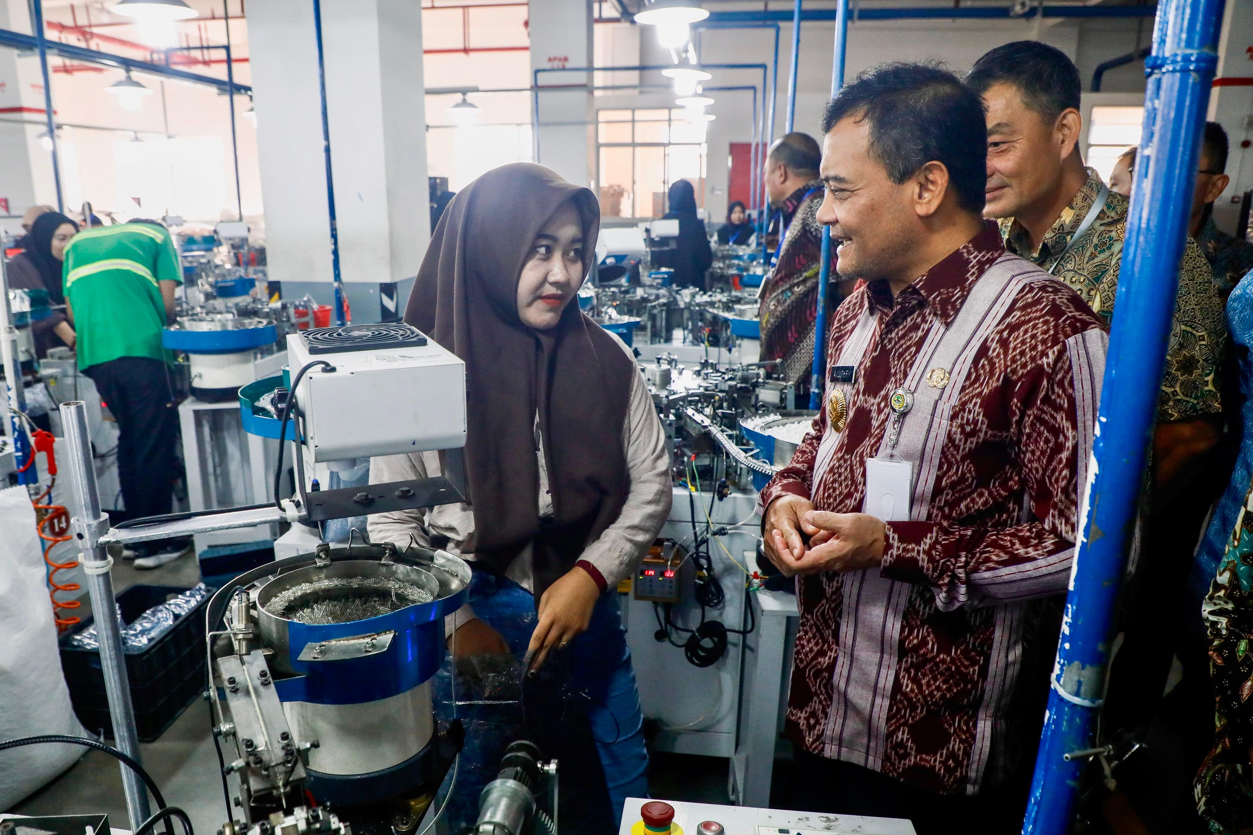 Gubernur Ahmad Luthfi berbincang dengan salah seorang pekerja pabrik.