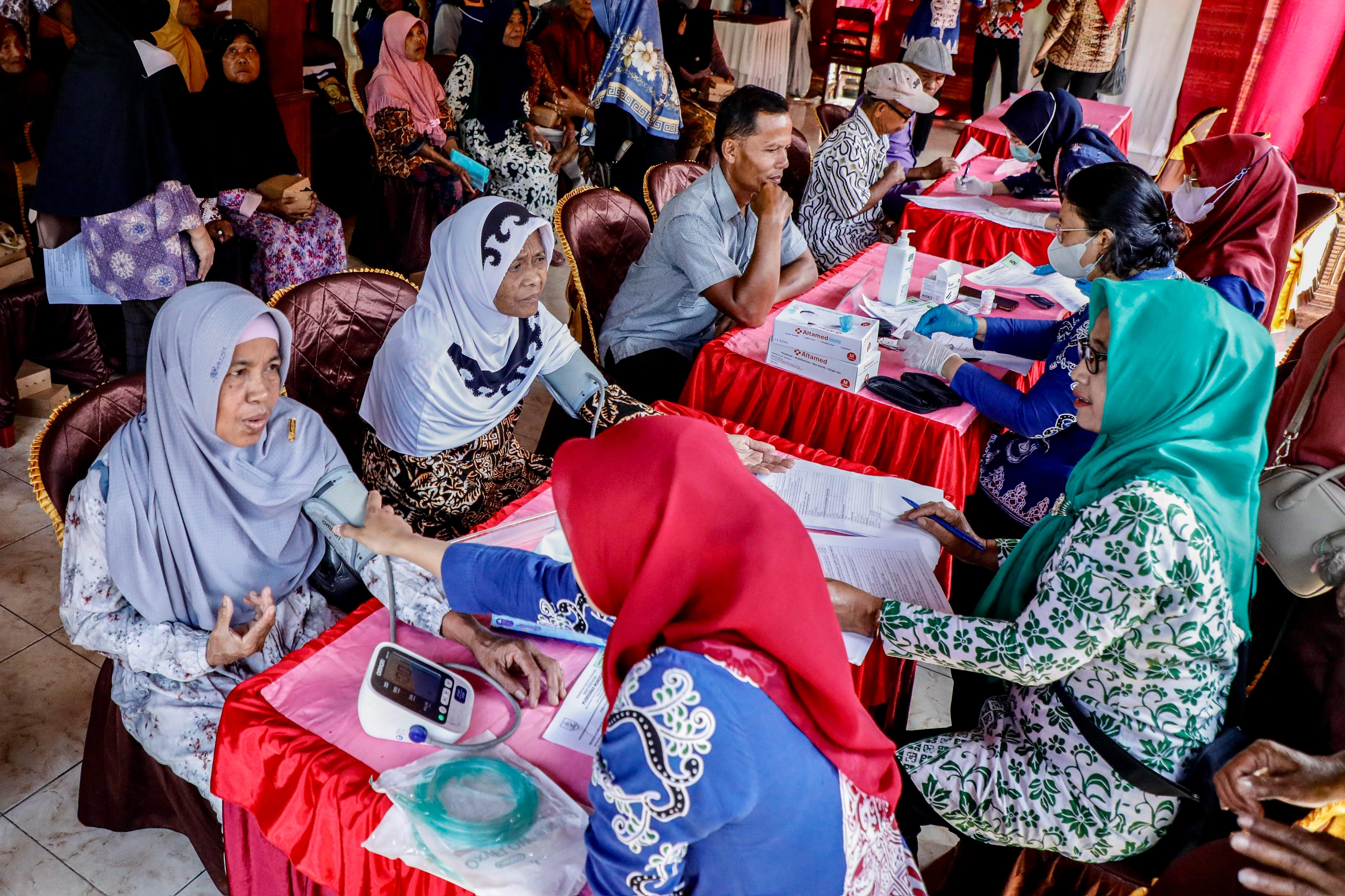 Warga mendapat layanan kesehatan secara gratis dalam program Spelling.