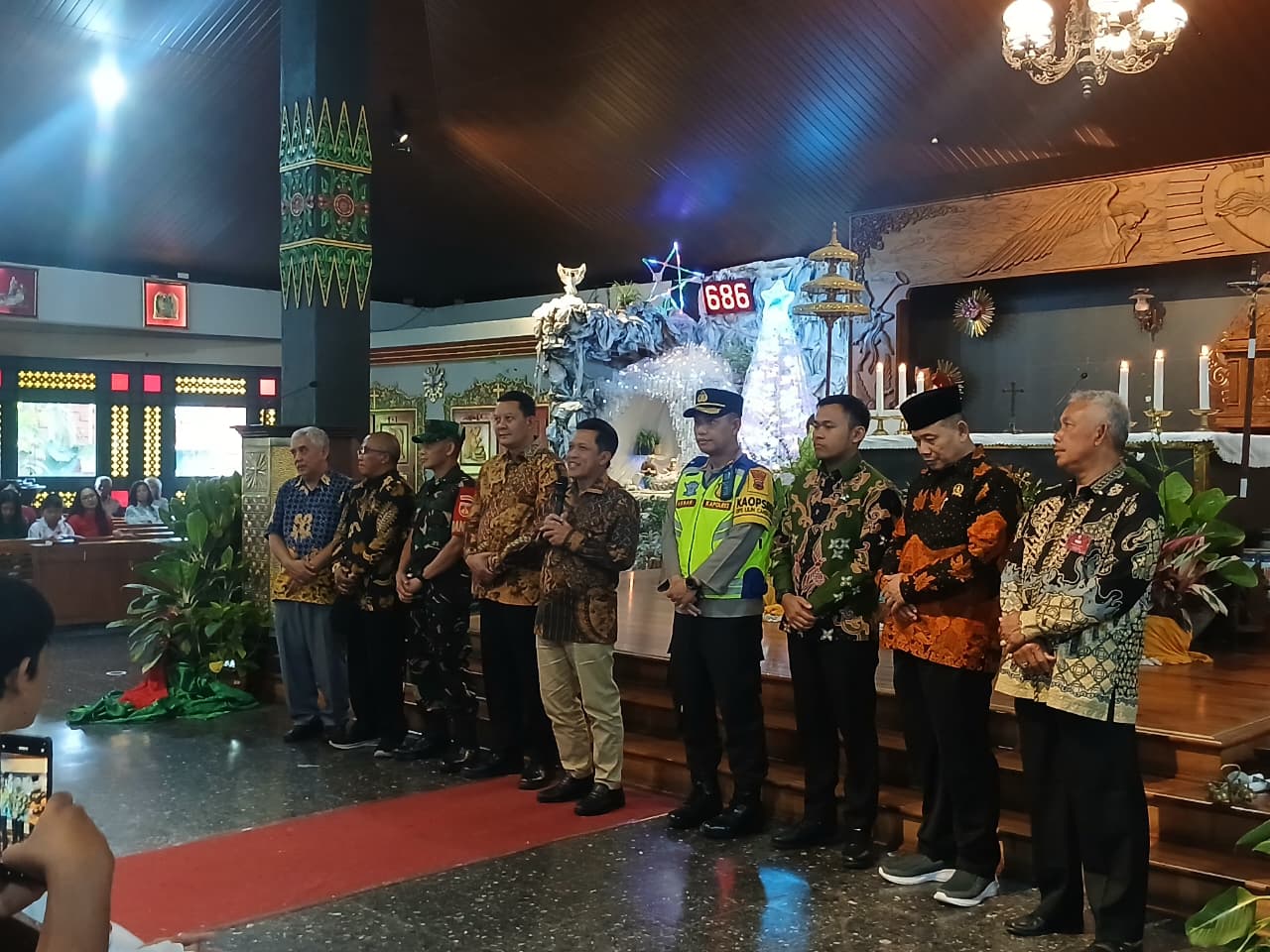 Bupati Afif Nurhidayat bersama forkompimda memantau perayaan Natal di Gereja Santo Paulus, Wonosobo, Kamis (25/12/2025).