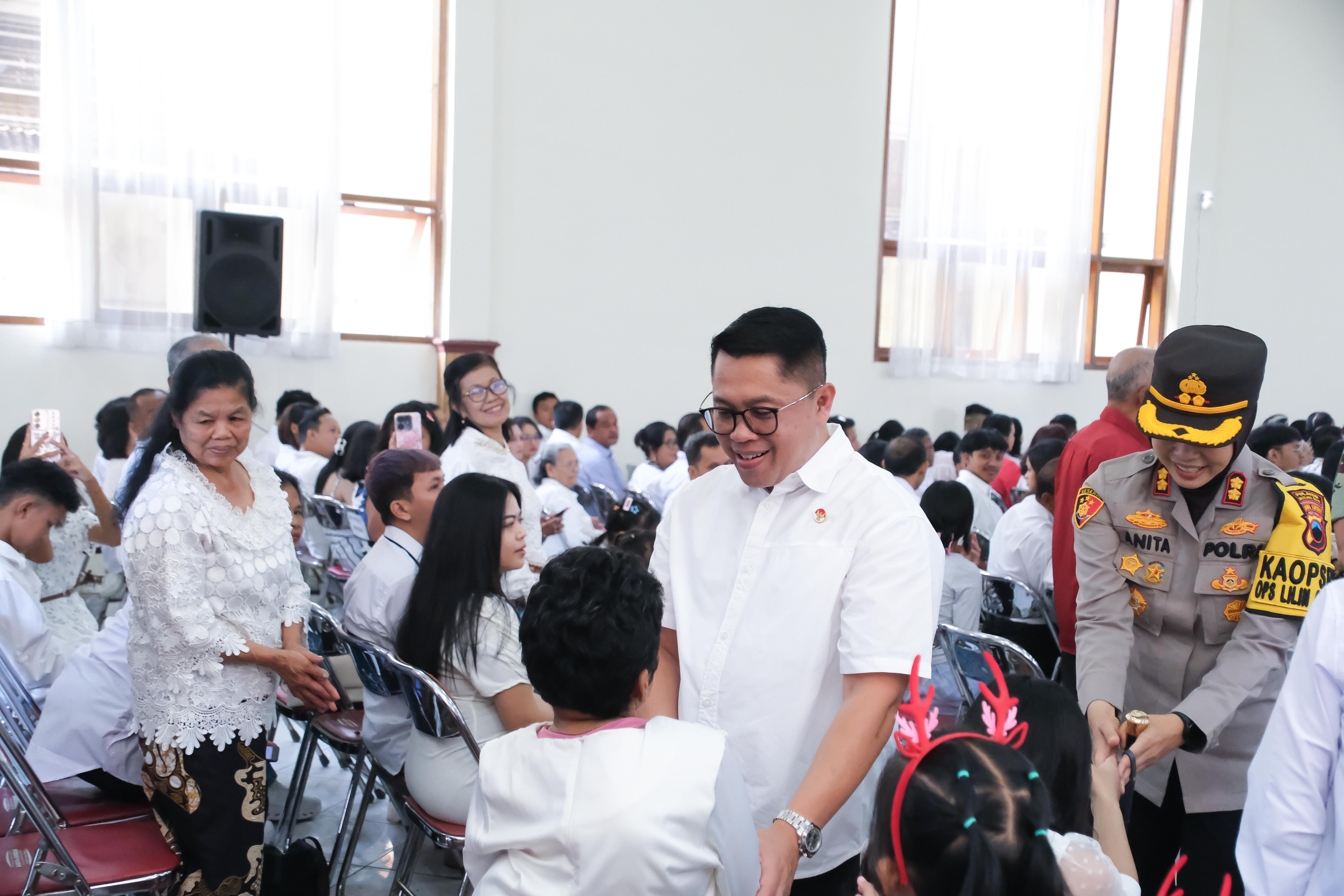 Wali Kota Magelang Damar Prasetyono menyapa jemaat ketika mengunjungi gereja pada momen perayaan Natal, Kamis, (25/12/2025).