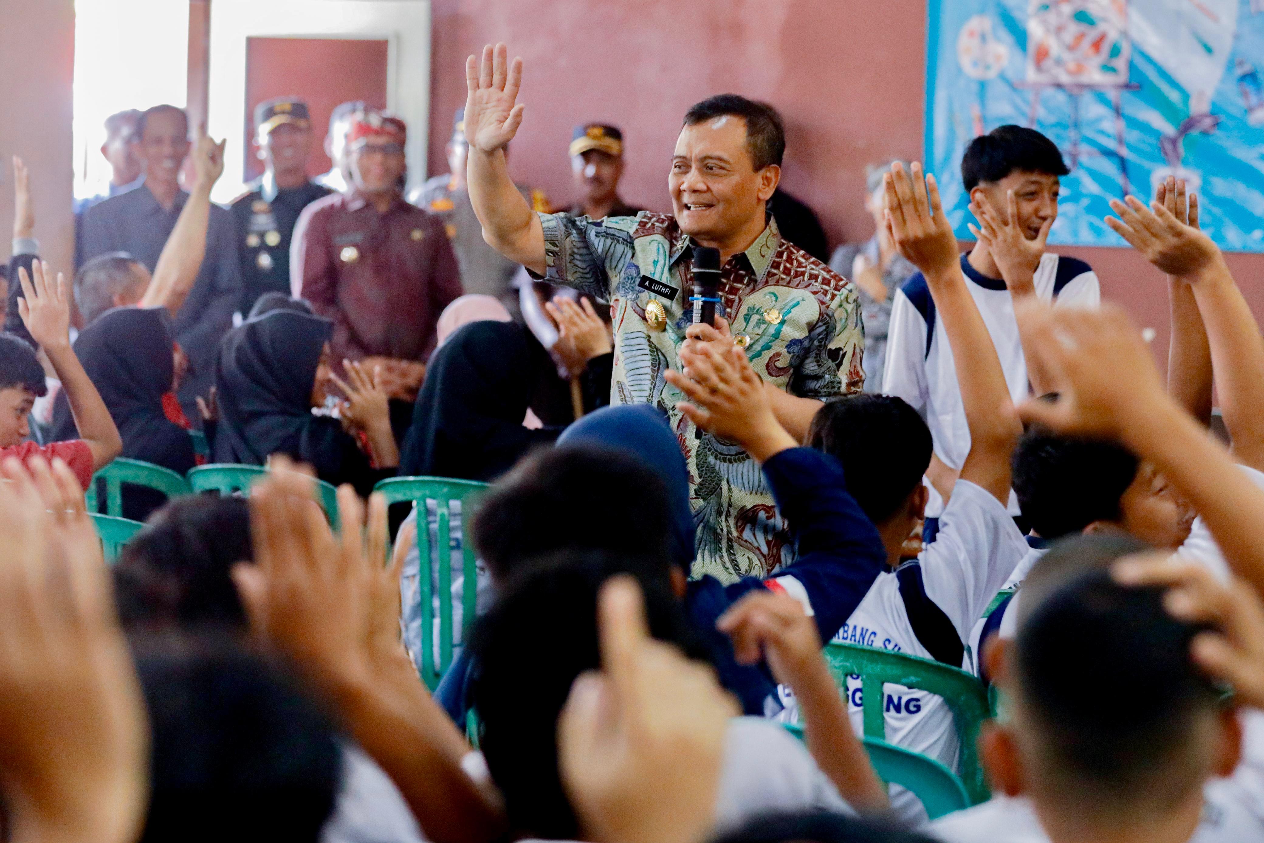 Gubernur Ahmad Lurhfi bersama anak-anak. Ia membuka seluas-luasnya akses pendidikan di Jawa Tengah.