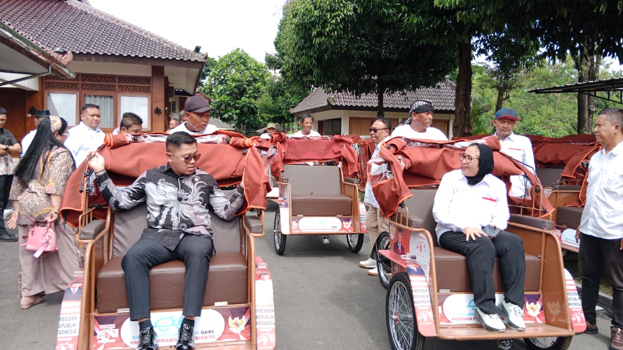 Wali Kota Magelang Damar Prasetyono dan Wakil Ketua Umum Yayasan Gerakan Solidaritas Nasional (GSN) Nanik S Deyang mencoba becak listrik.