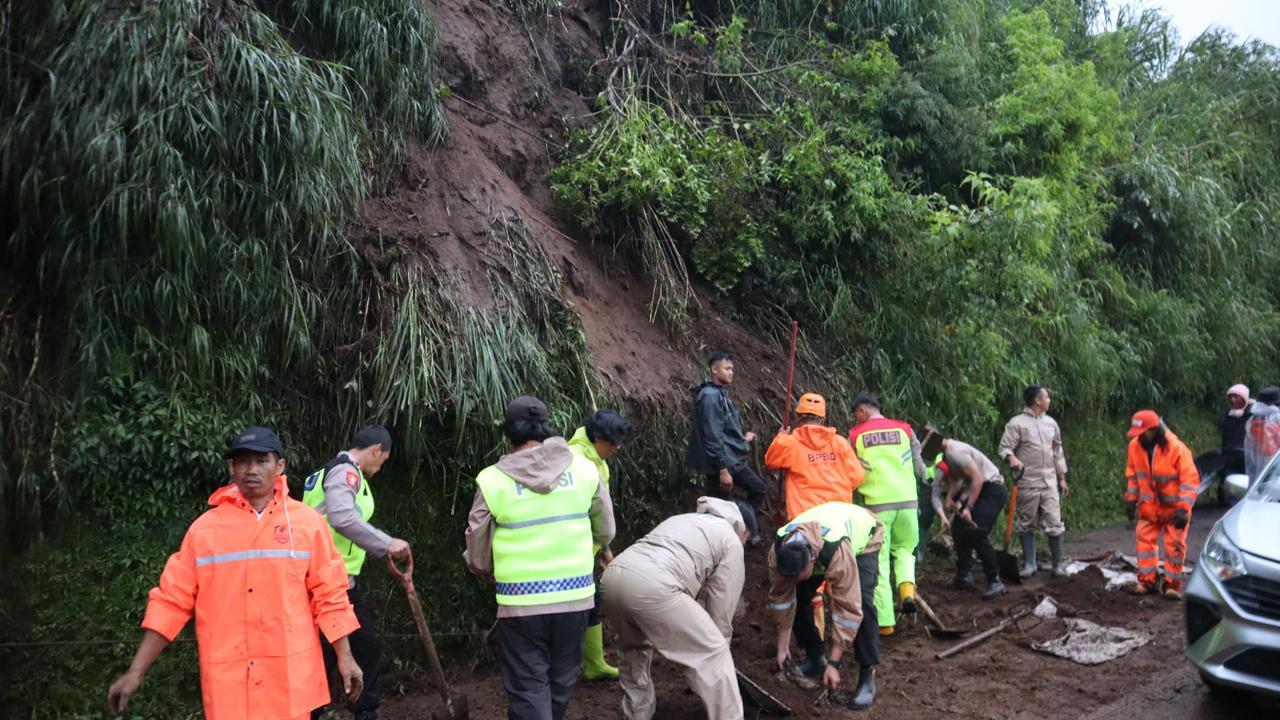 Petugas gabungan menangani tanah longsor yang terjadi pada Kamis (25/12) di wilayah Wonosobo.