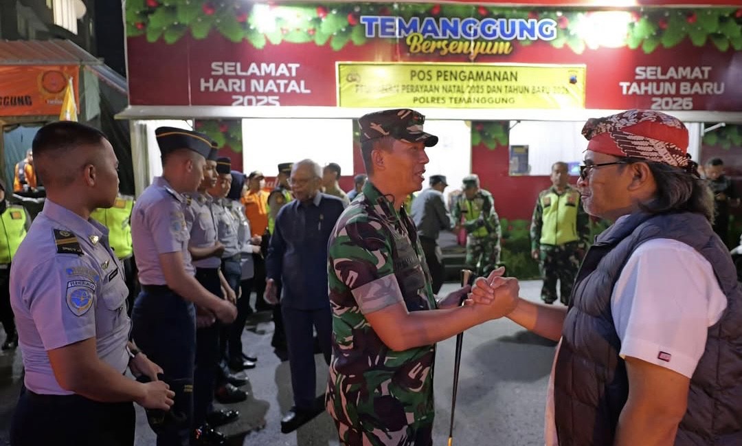 Bupati Temanggung Agus Setyawan meninjau pospam di sejumlah titik, kemarin.