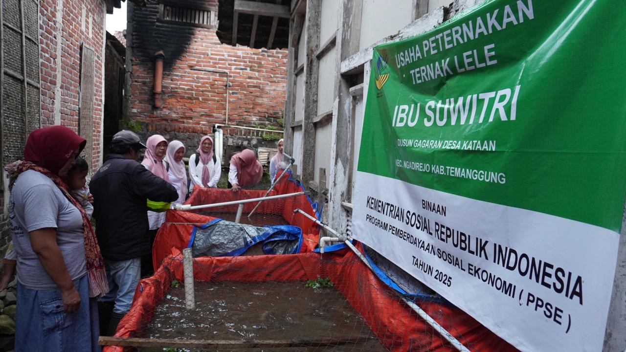 Sentra Terpadu Kartini Temanggung menyalurkan bantuan dari Kemensos untuk kemandirian ekonomi keluarga peserta Sekolah Rakyat.