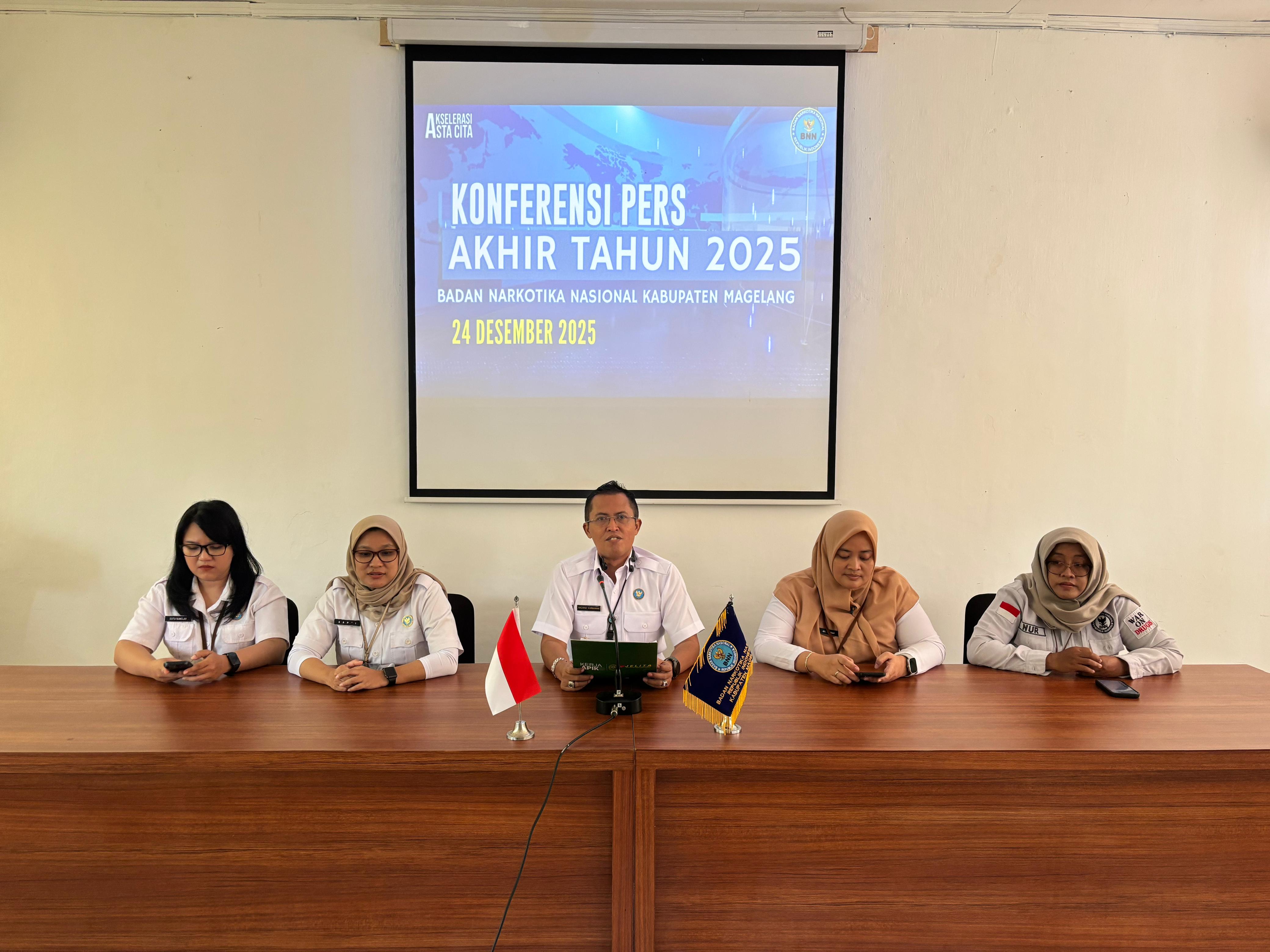 Kepala BNNK Magelang Kombes Pol Rachmat Kurniawan (tengah) bersama jajarannya menyampaikan paparan capaian di 2025.&nbsp;