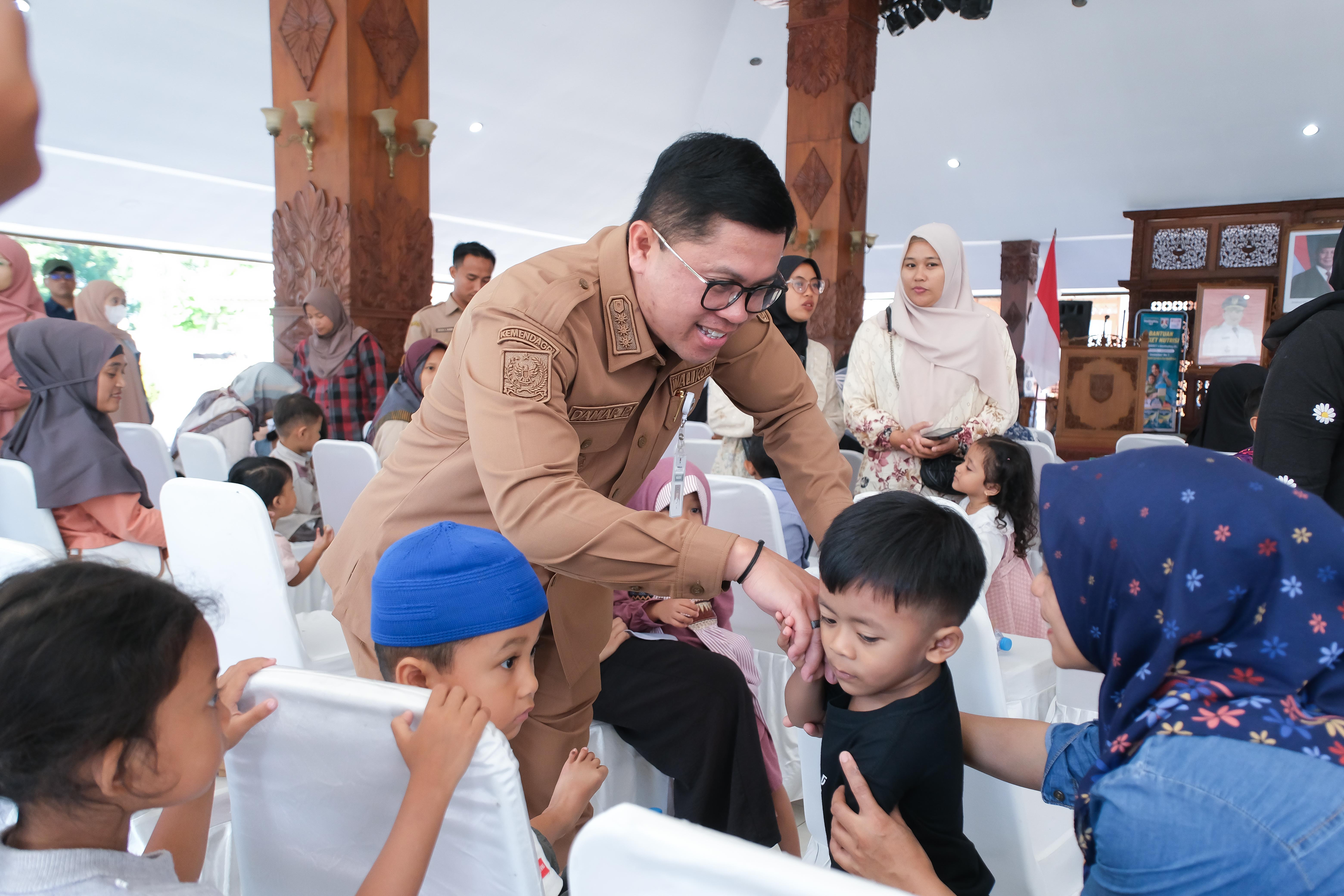 Wali Kota Magelang Damar Prasetyono menyapa anak-anak di Pendopo Pengabdian di sela acara penyaluran bantuan paket nutrisi.