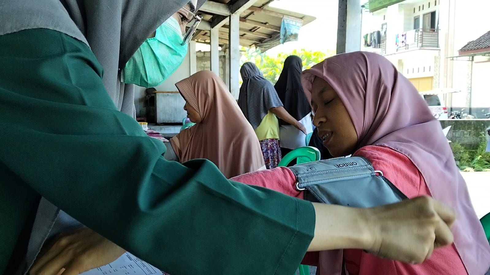 Petugas dari Puskesmas Srumbung memeriksa kesehatan warga setempat dalam cek kesehatan gratis.