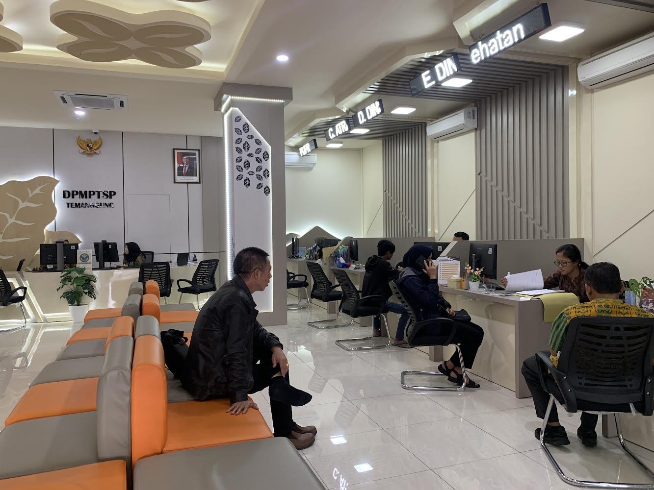 Petugas di MPP Temanggung melayani masyarakat mengenai perizinan.