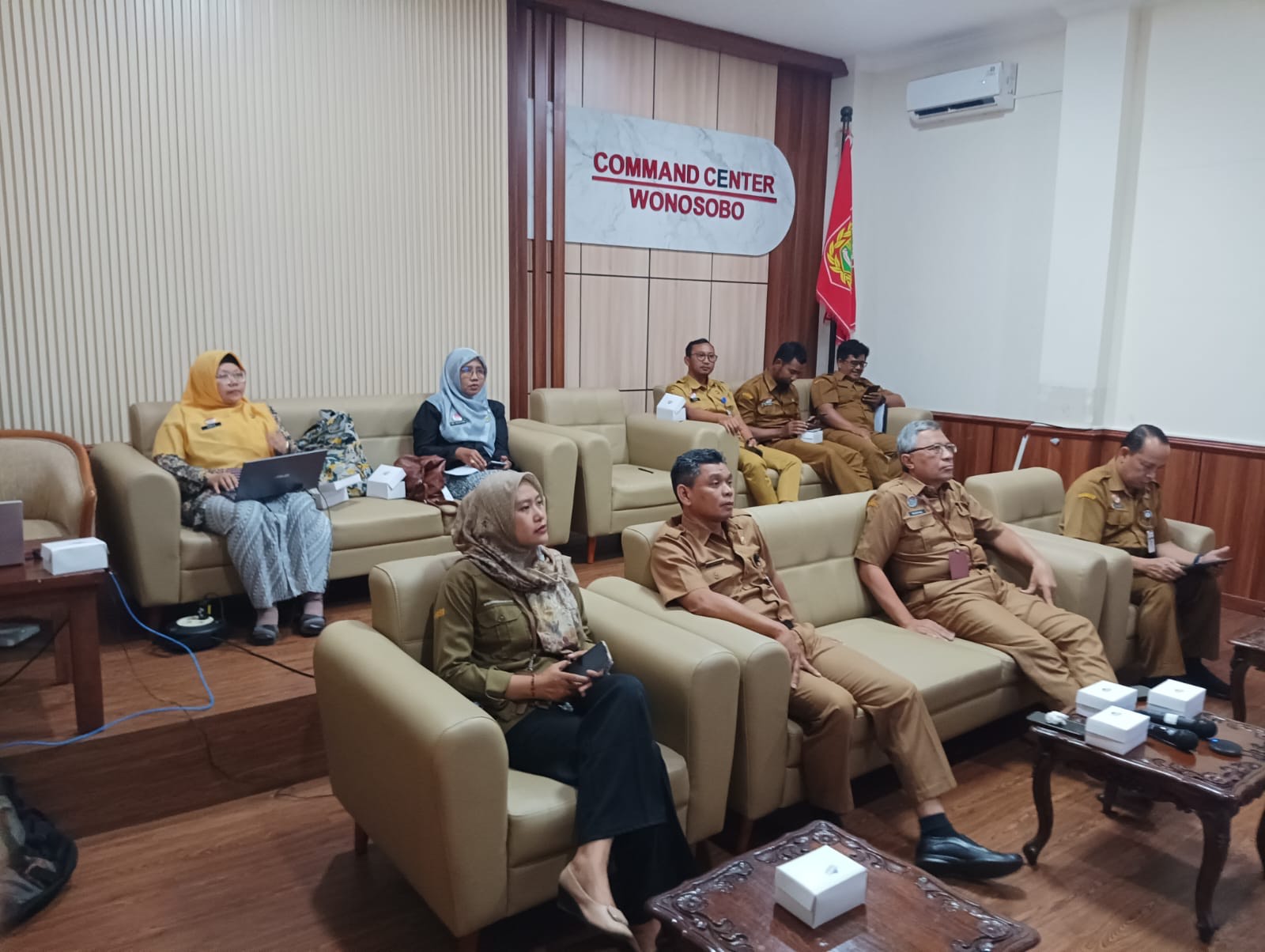 Jajaran Pemkab Wonosobo ketika mendengarkan hasil penilaian  dari Komnas HAM secara daring.