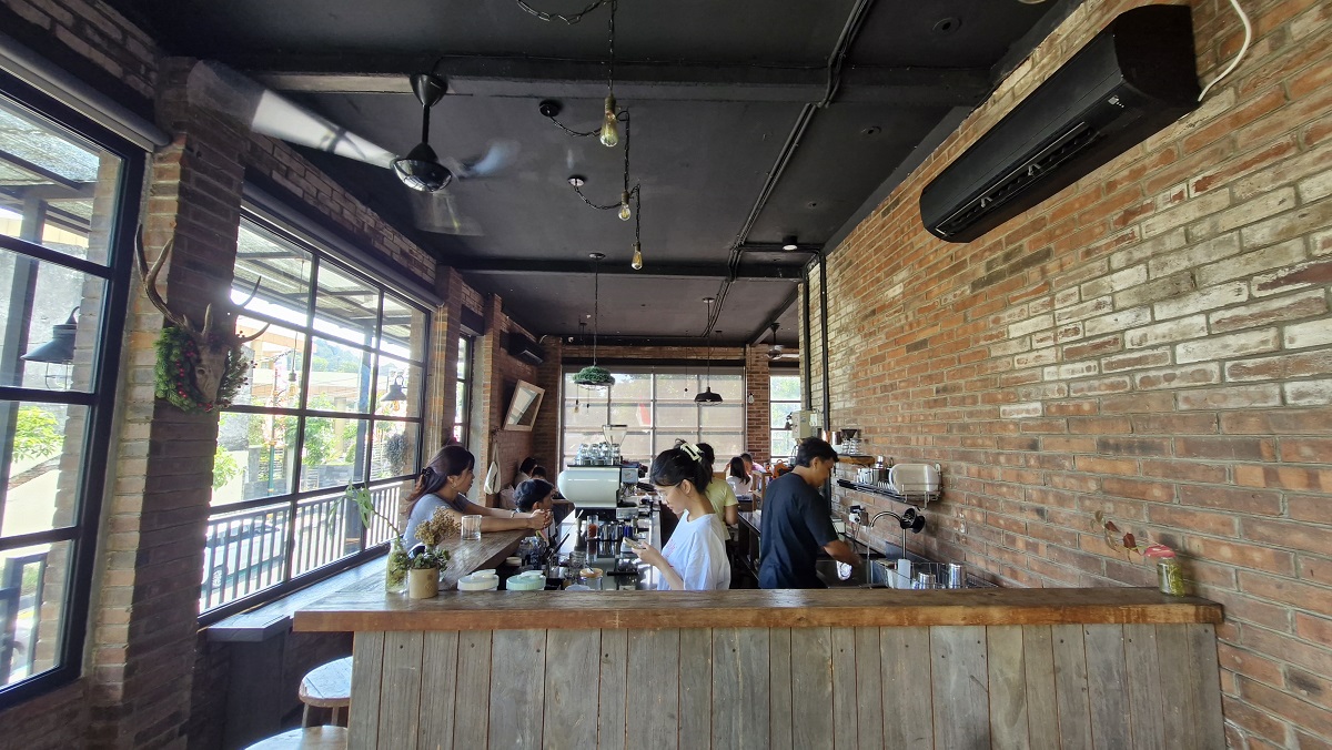 Suasana The Cabin Coffee Bar yang asyik untuk nongkrong di Kota Magelang.