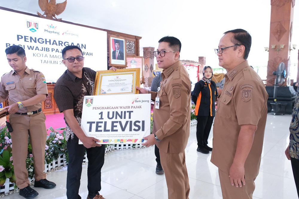 Wali Kota Magelang Damar Prasetyono menyerahkan hadiah kepada wajib pajak yang taat, Senin (29/12/2025).