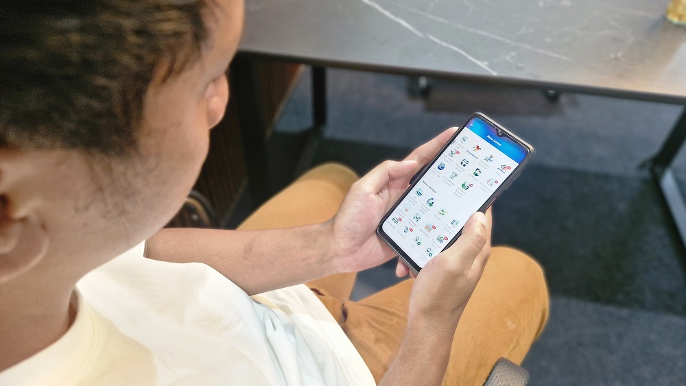 Peserta JKN menunjukkan menu skrining kesehatan di aplikasi Mobile JKN.