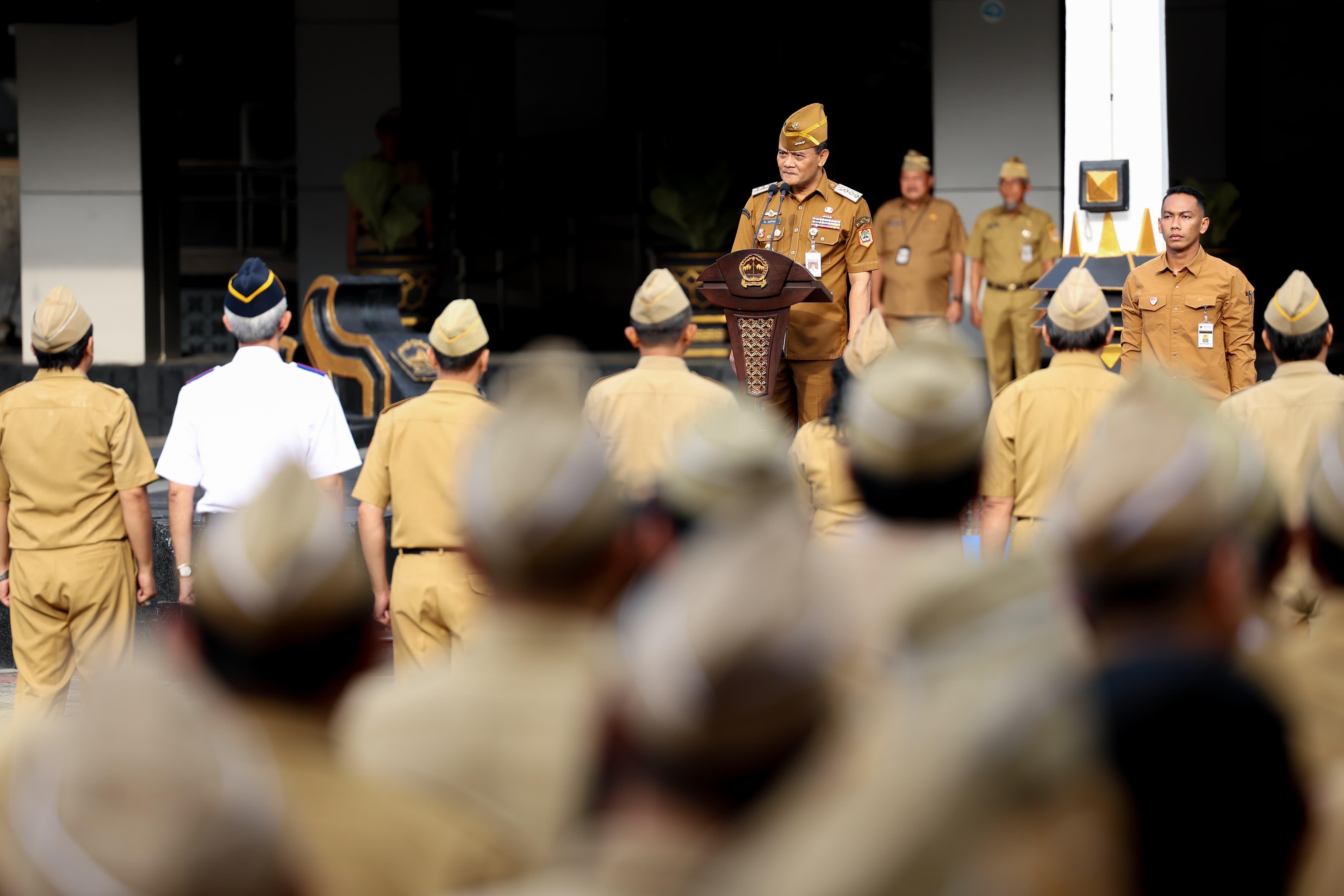 Gubernur Ahmad Luthfi memimpin apel pagi di halaman kantor Gubernur Jateng di Semarang, Senin (29/12/2925).