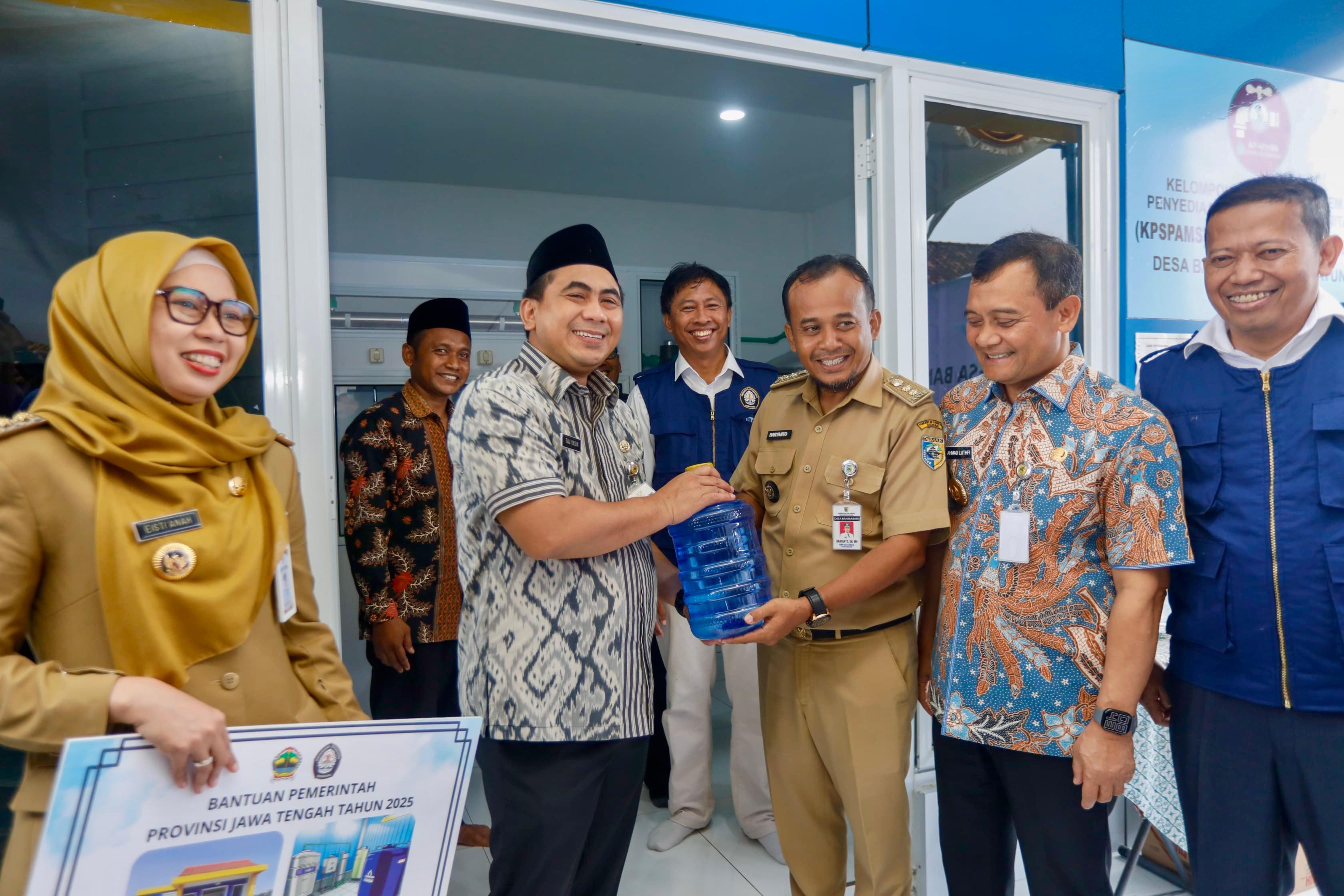 Gubernur Ahmad Luthfi dan Wagub Taj Yasin  serta  Bupati Demak meresmikan desalinasi air di Sayung Demak.