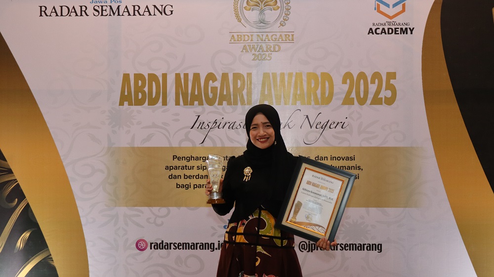Camat Kalikajar Wonosobo Aldhiana Kusumawati, S.STP., M.M. saat menerima penghargaan Abdi Nagari Award 2025.