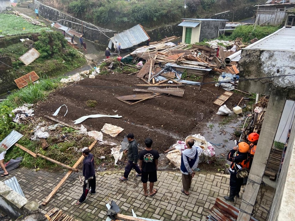 Petugas melakukan penanganan pasca bencana angin puting beliung yang melanda Dusun Petarangan, Desa Petarangan, Temanggung, Senin (29/12/2025) siang.