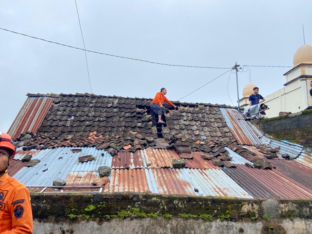 Angin kencang merusak 19 rumah warga Desa Petarangan, Kecamatan Kledung, Temanggung.