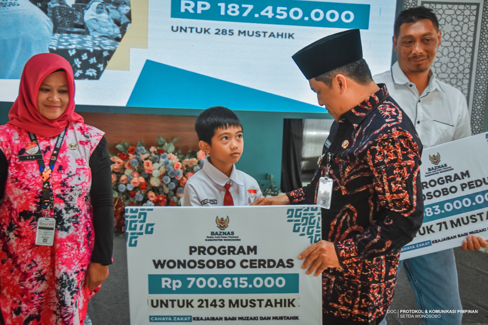 Bupati Wonosobo Afif Nurhidayat menyerahkan zakat kepada penerima manfaat.