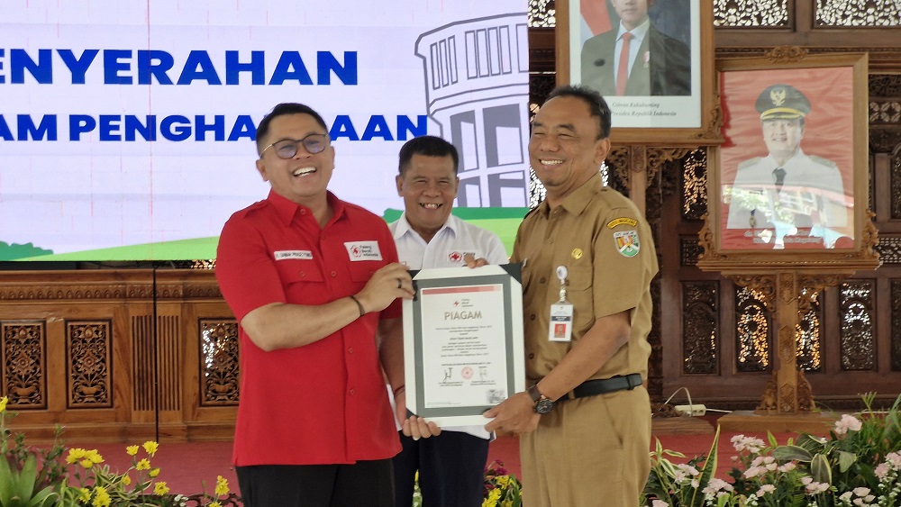 Direktur RSUD Tidar Kota Magelang dr Junaedi Wibawa menerima piagam penghargaan dari Wali Kota Magelang Damar Prasetyono atas partisipasi terbesar Bulan Dana PMI 2025.